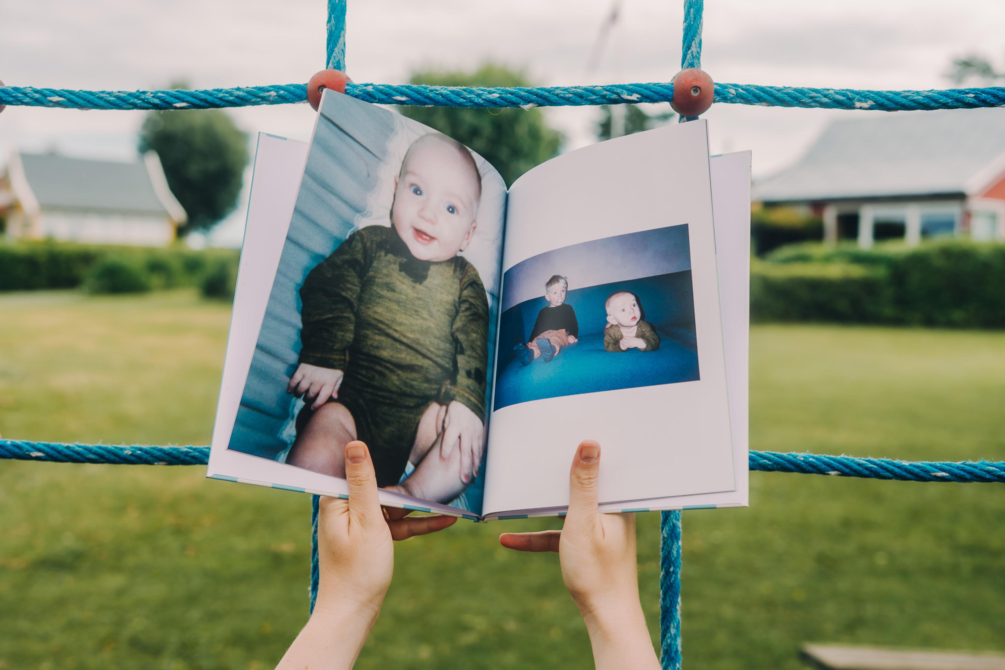 fotobok med bilder av lite barn
