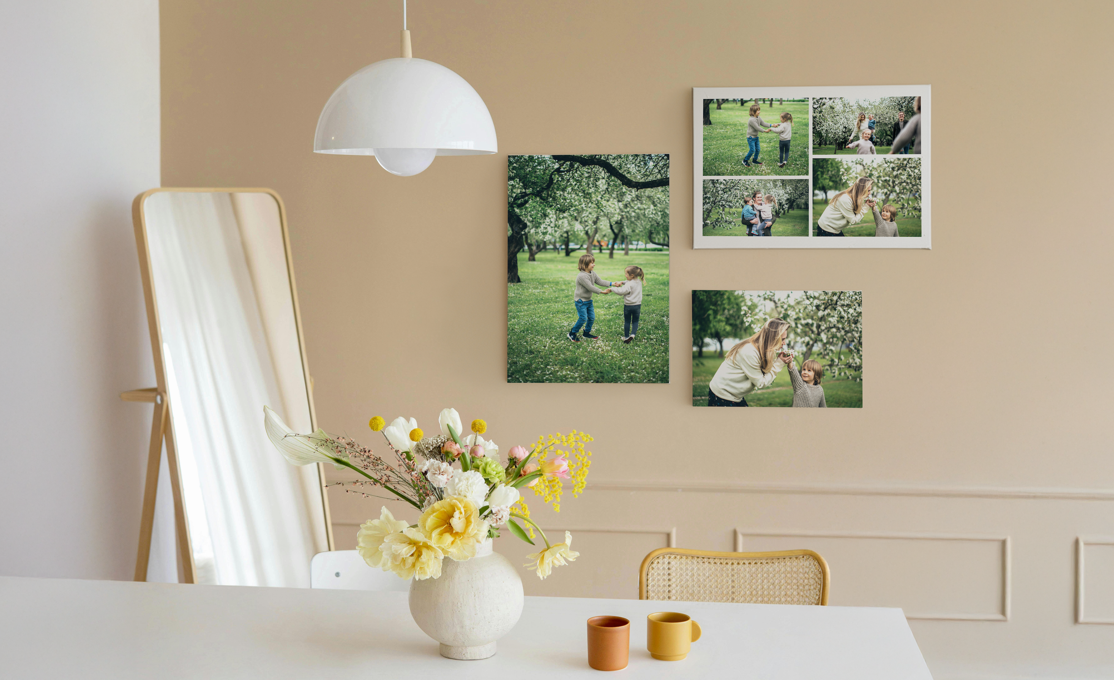 tre lerret på veggen i stua