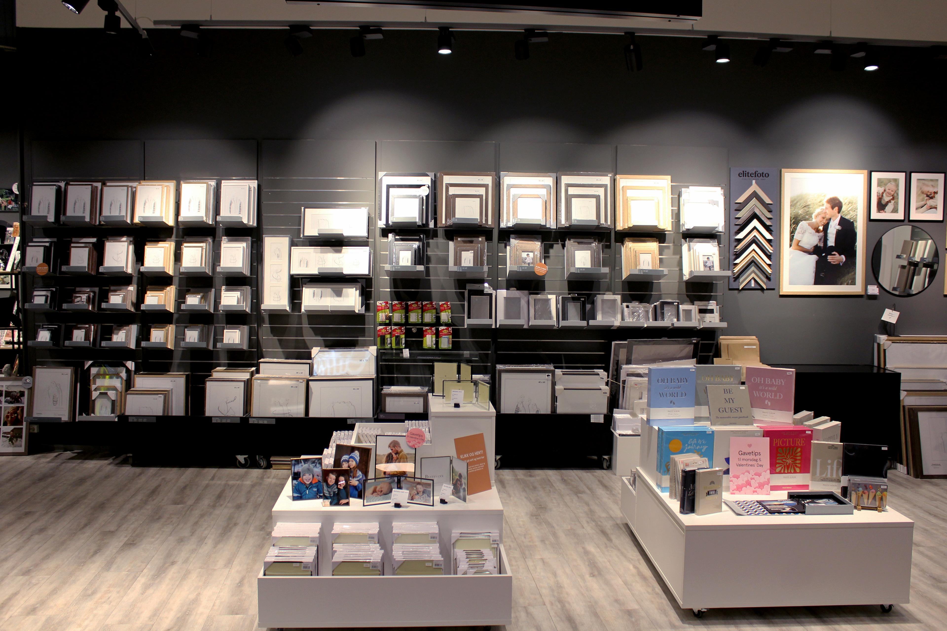 Rammer og album i butikken i Bryne