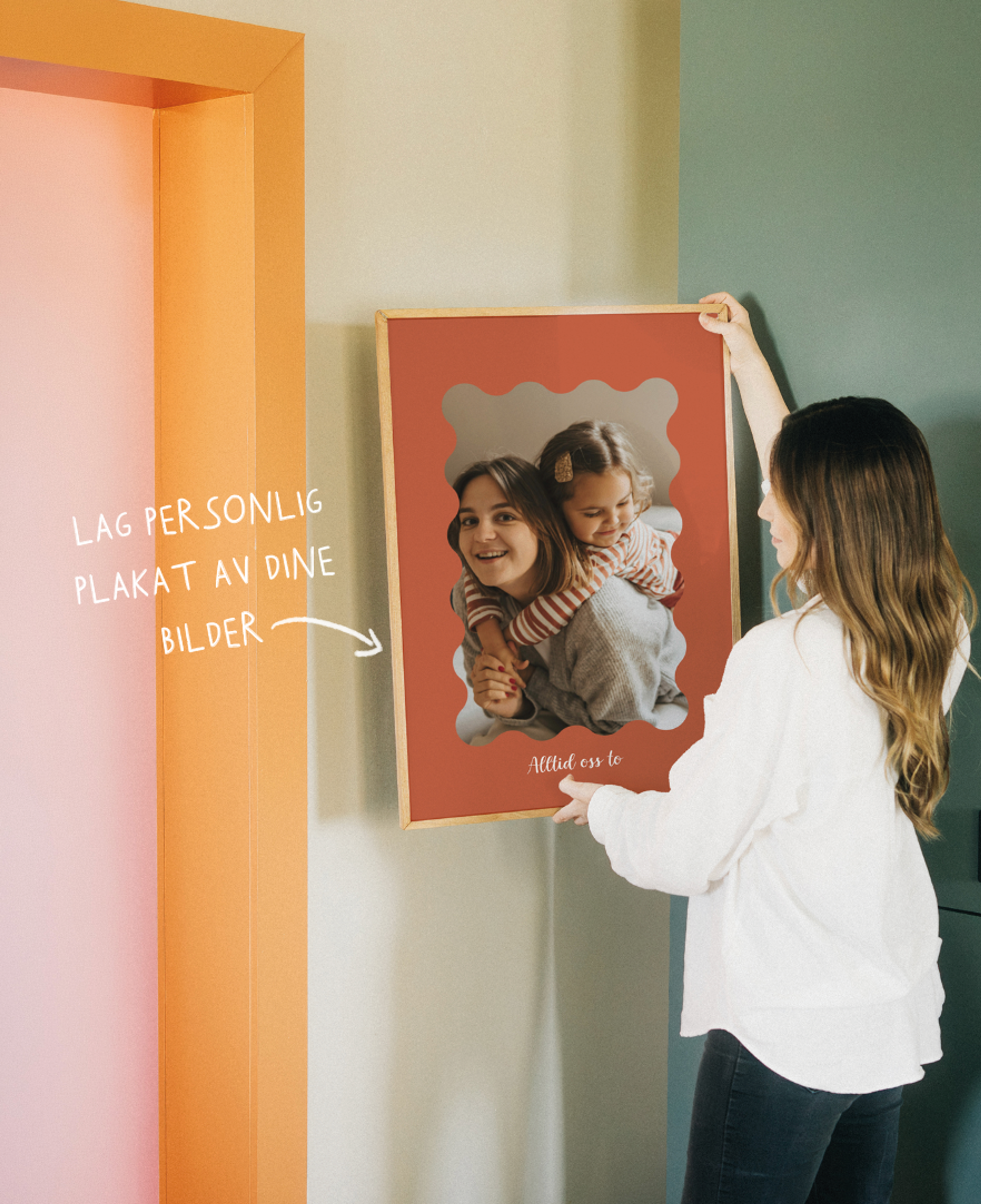 en ramme på veggen med bildecollage