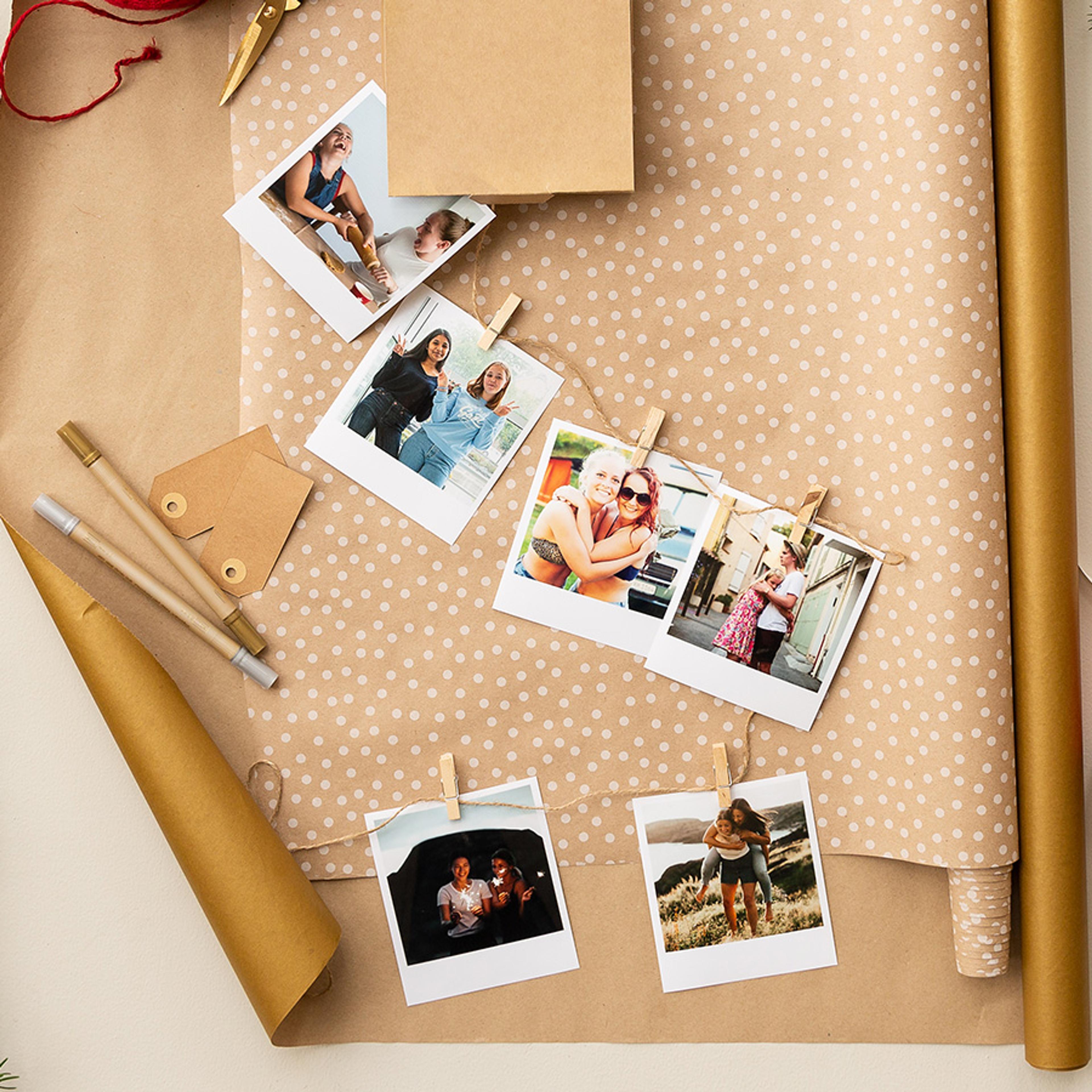 Retrobilder som gave, vist hengende på en snor