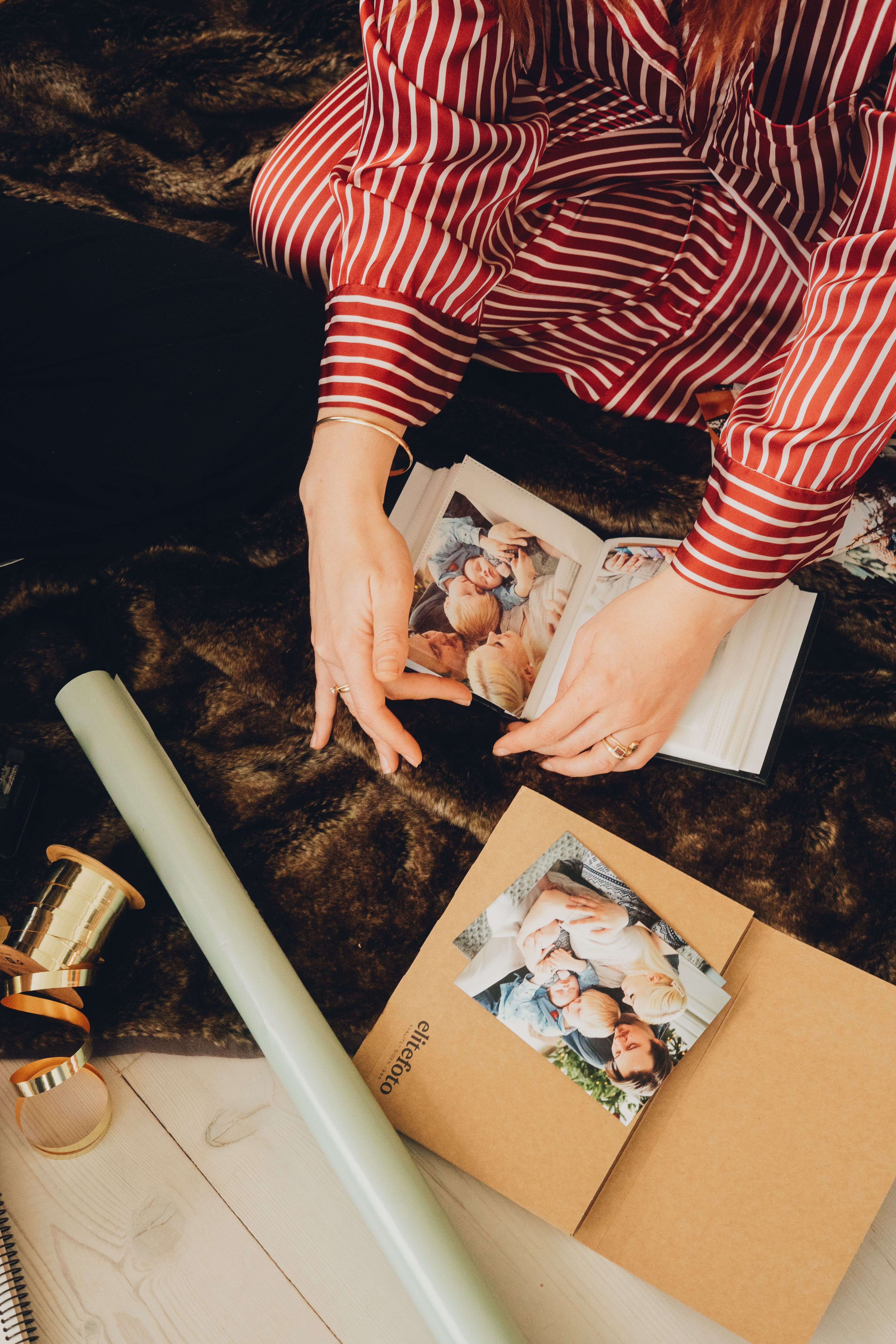 Små bilder settes inn i fotoalbum