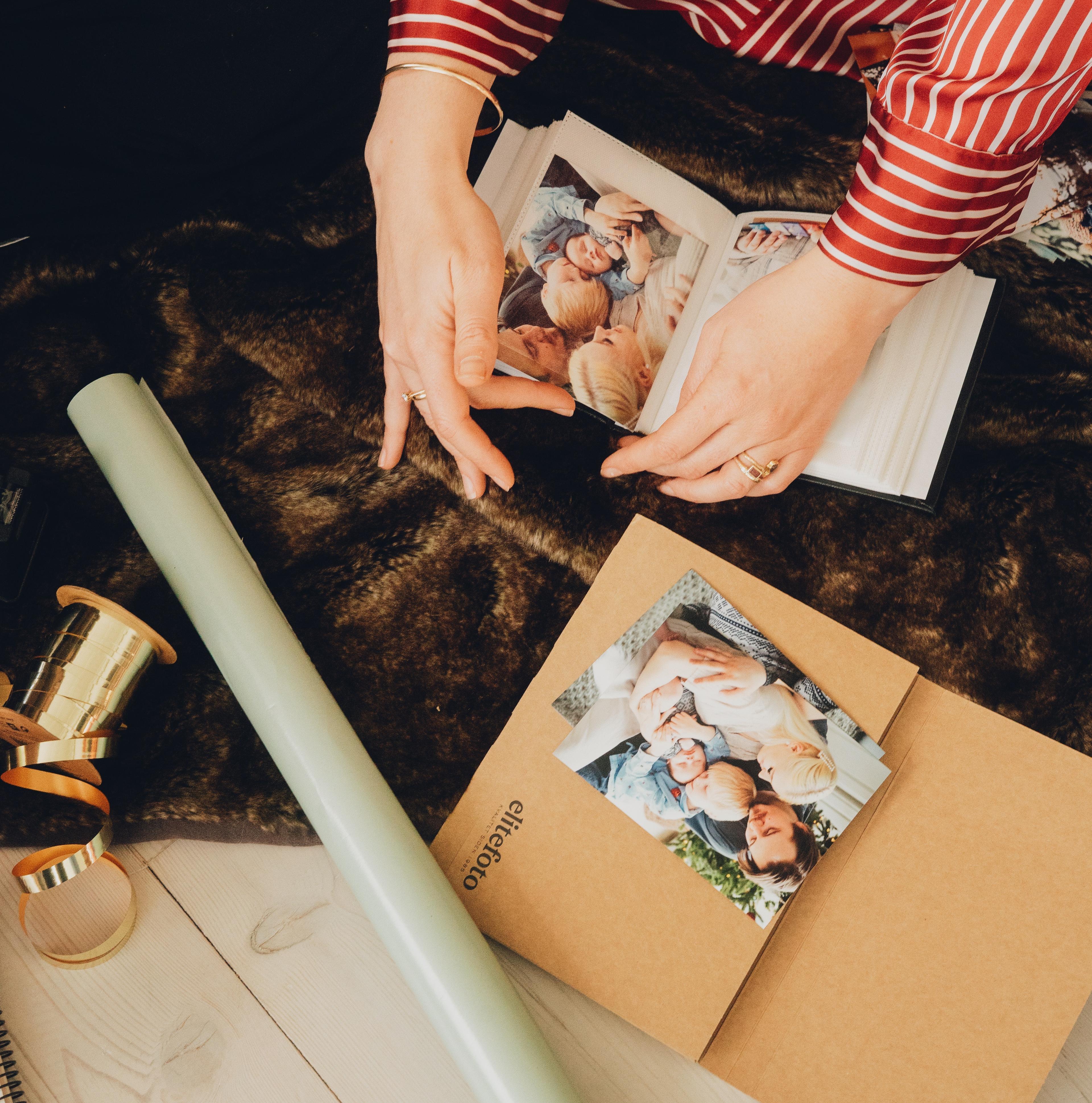 Små bilder settes inn i fotoalbum