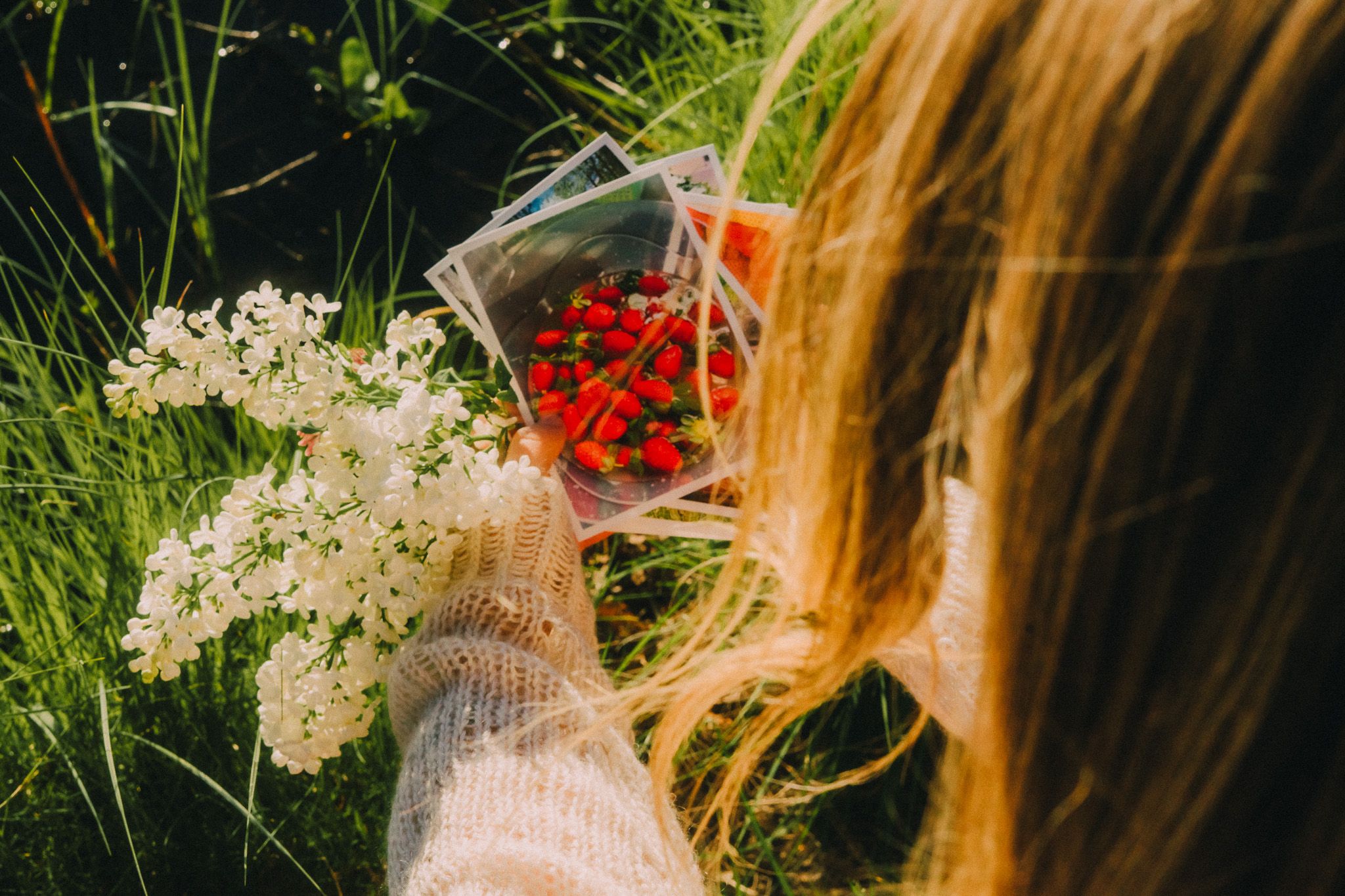 Syrin og bilder holdes opp i solen Sommergave med bilder 