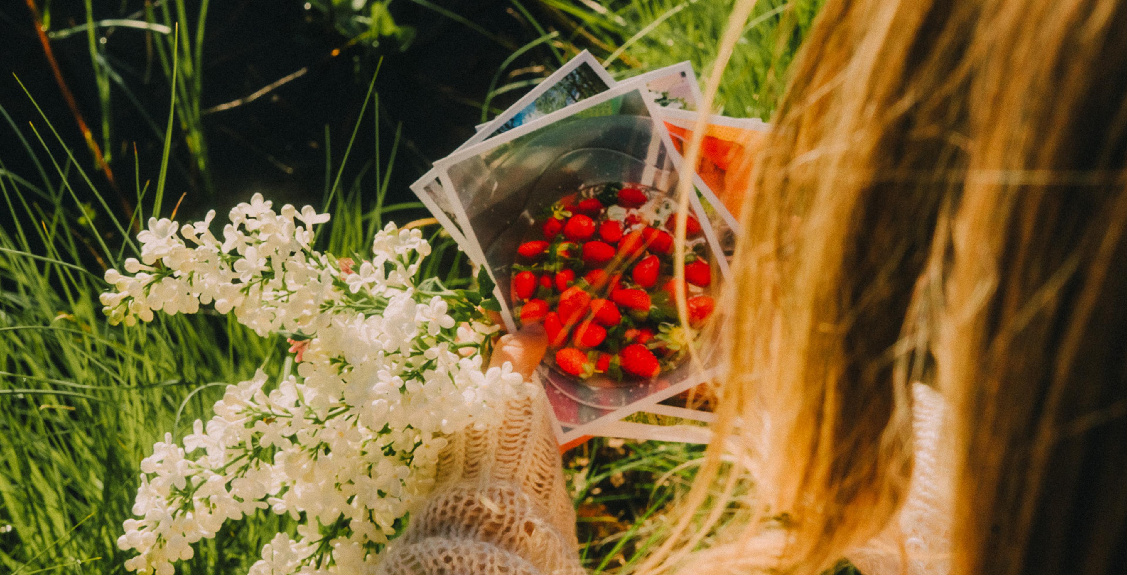 Syrin og bilder holdes opp i solen Sommergave med bilder