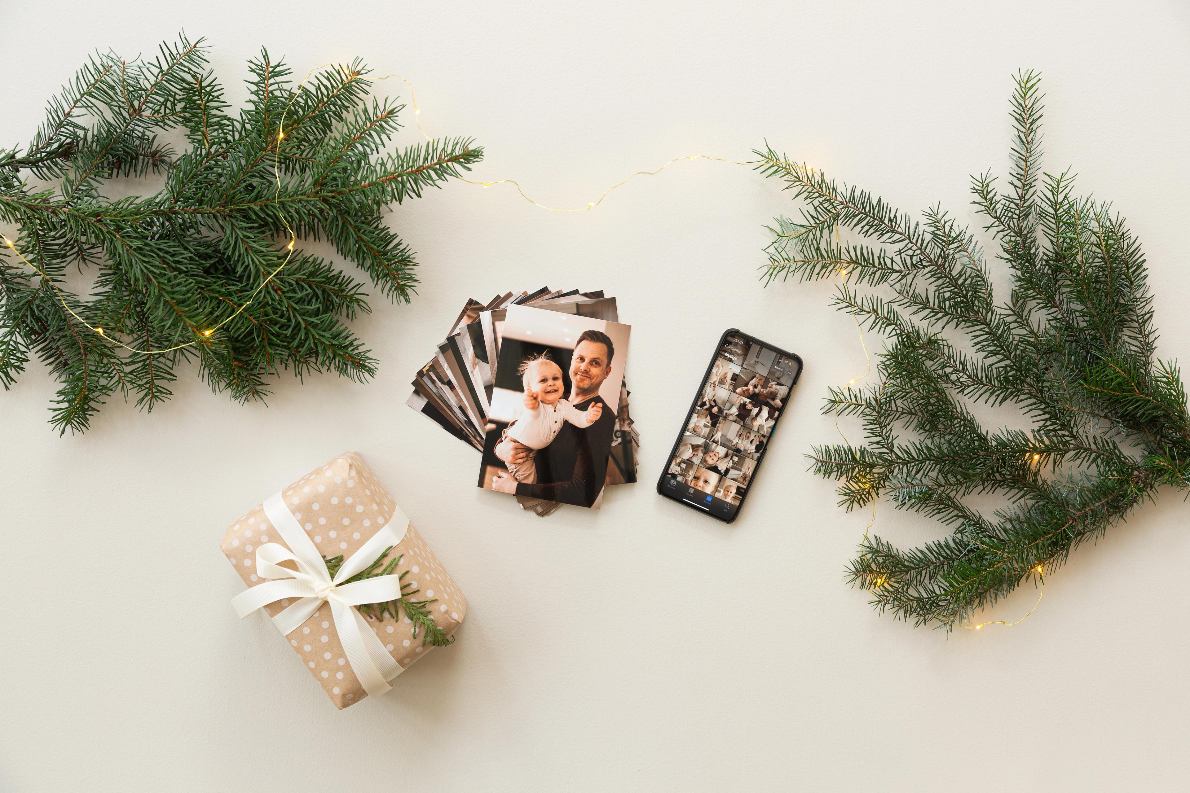 Mobilbilder printet ut vises ved siden av mobilen