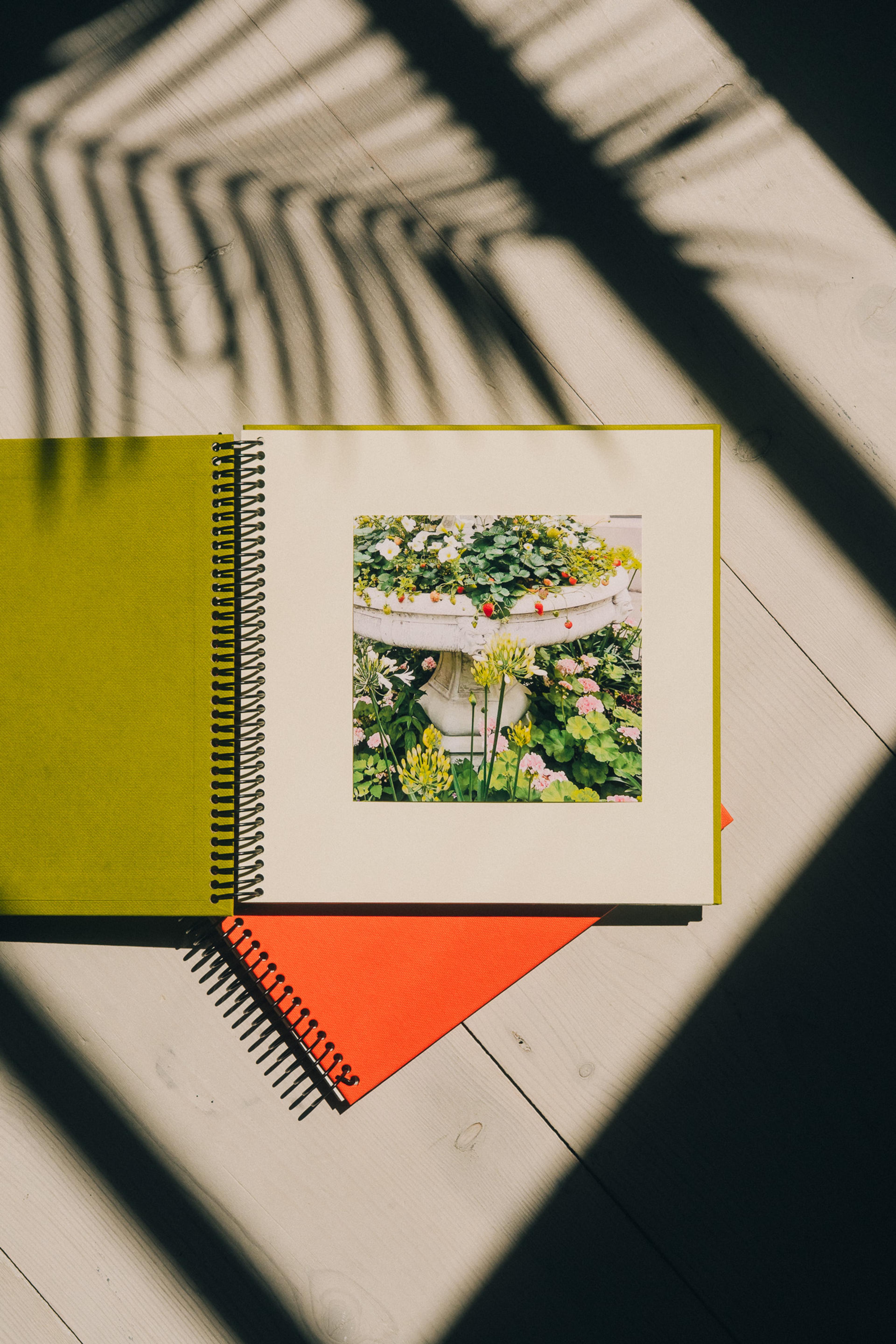 Bilde av far og datter i et scrapbook album