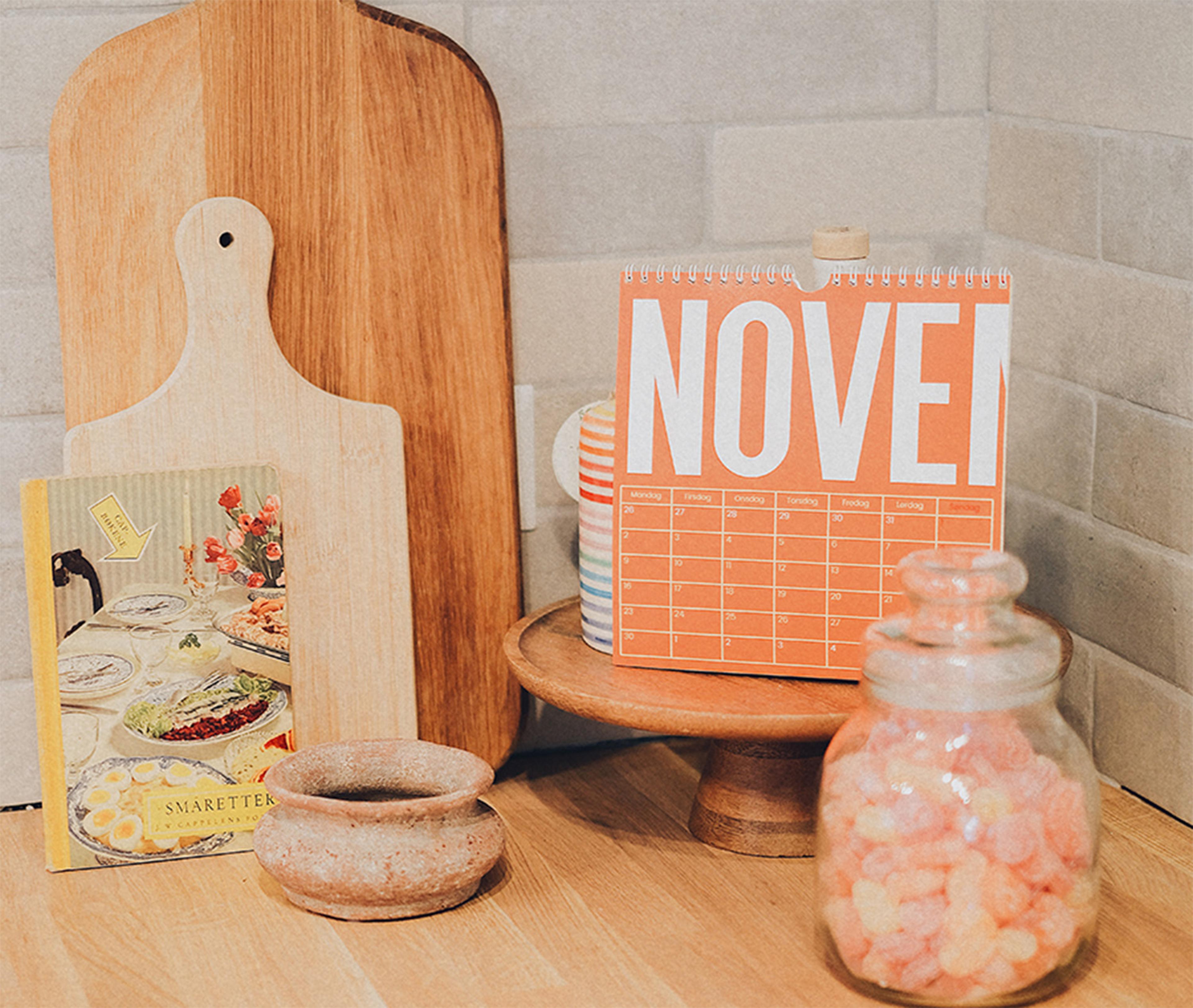 Liten kvadratisk 12 siders kalender fin å ha på kjøkkenet