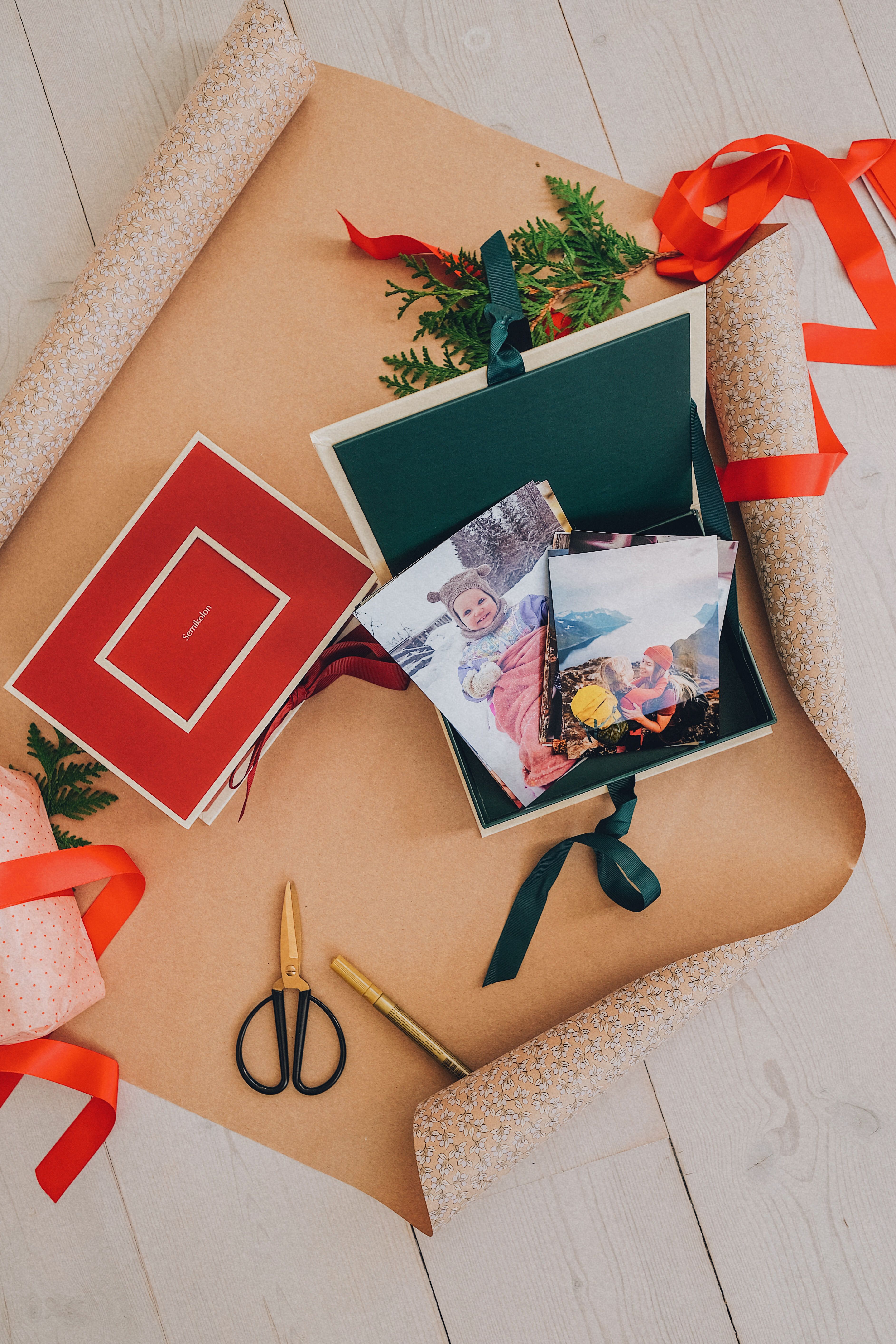 Boks med små bilder pakkes inn