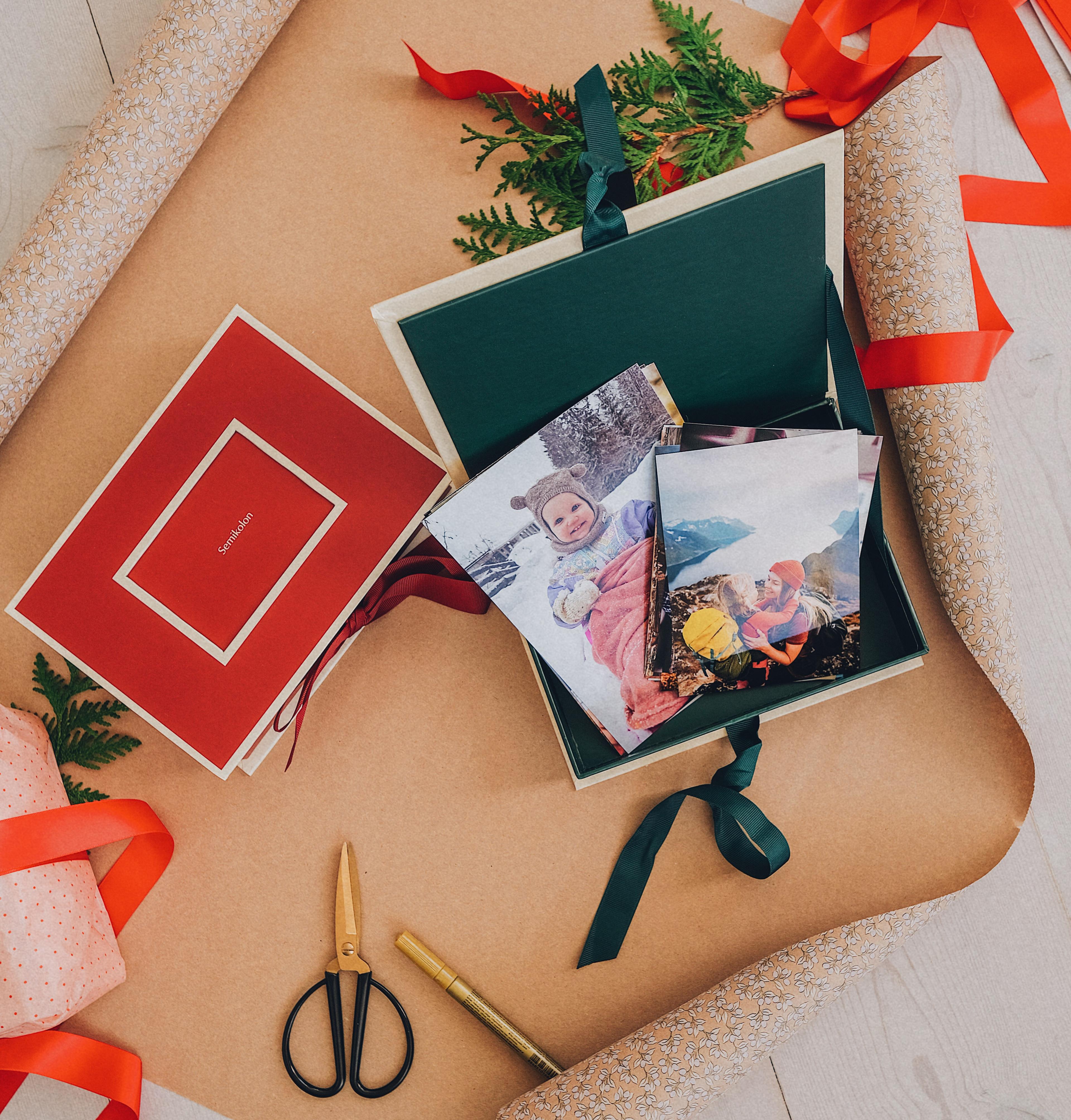 Boks med små bilder pakkes inn
