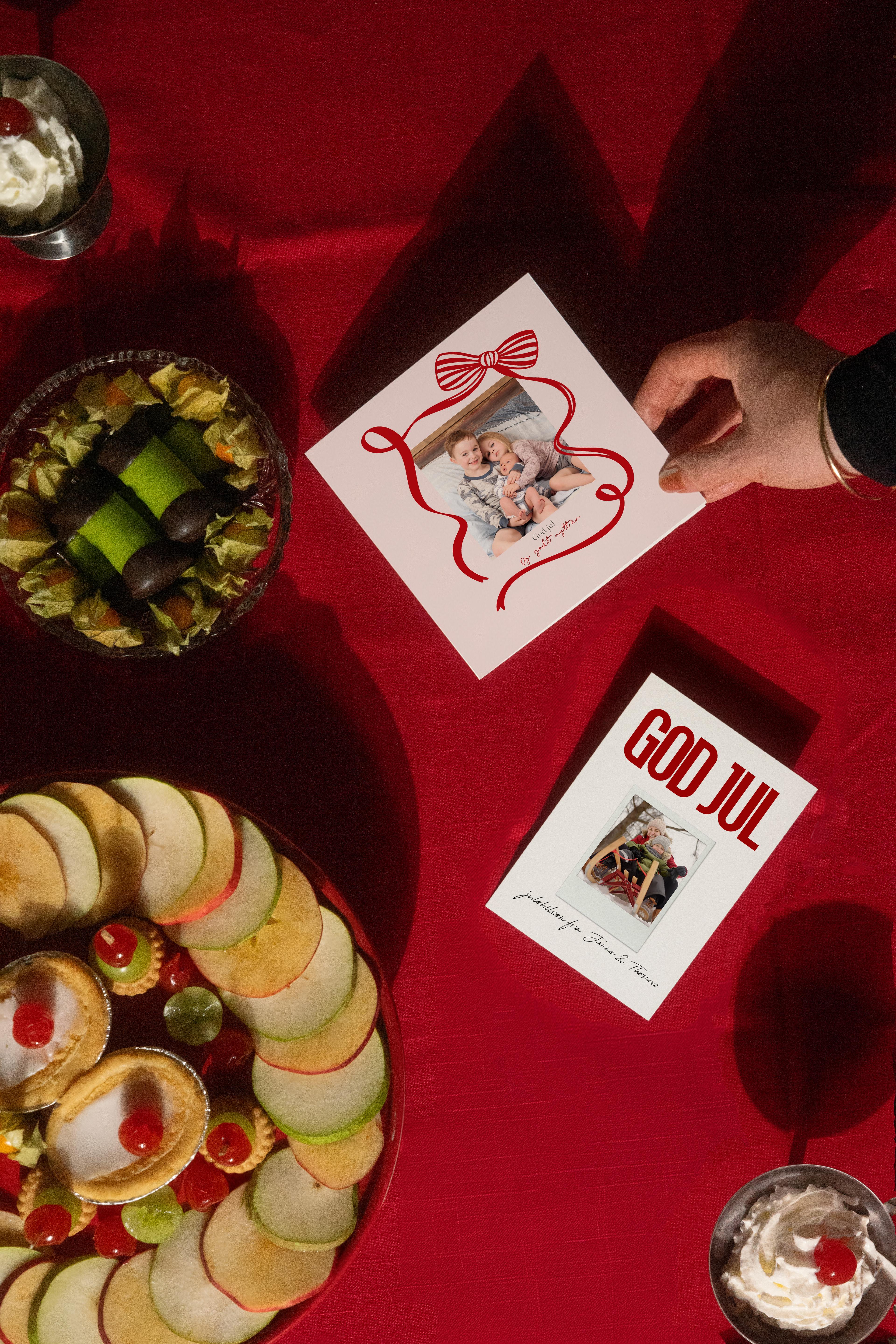 Julekort i to størrelser en kvadratisk og en stående på rød duk