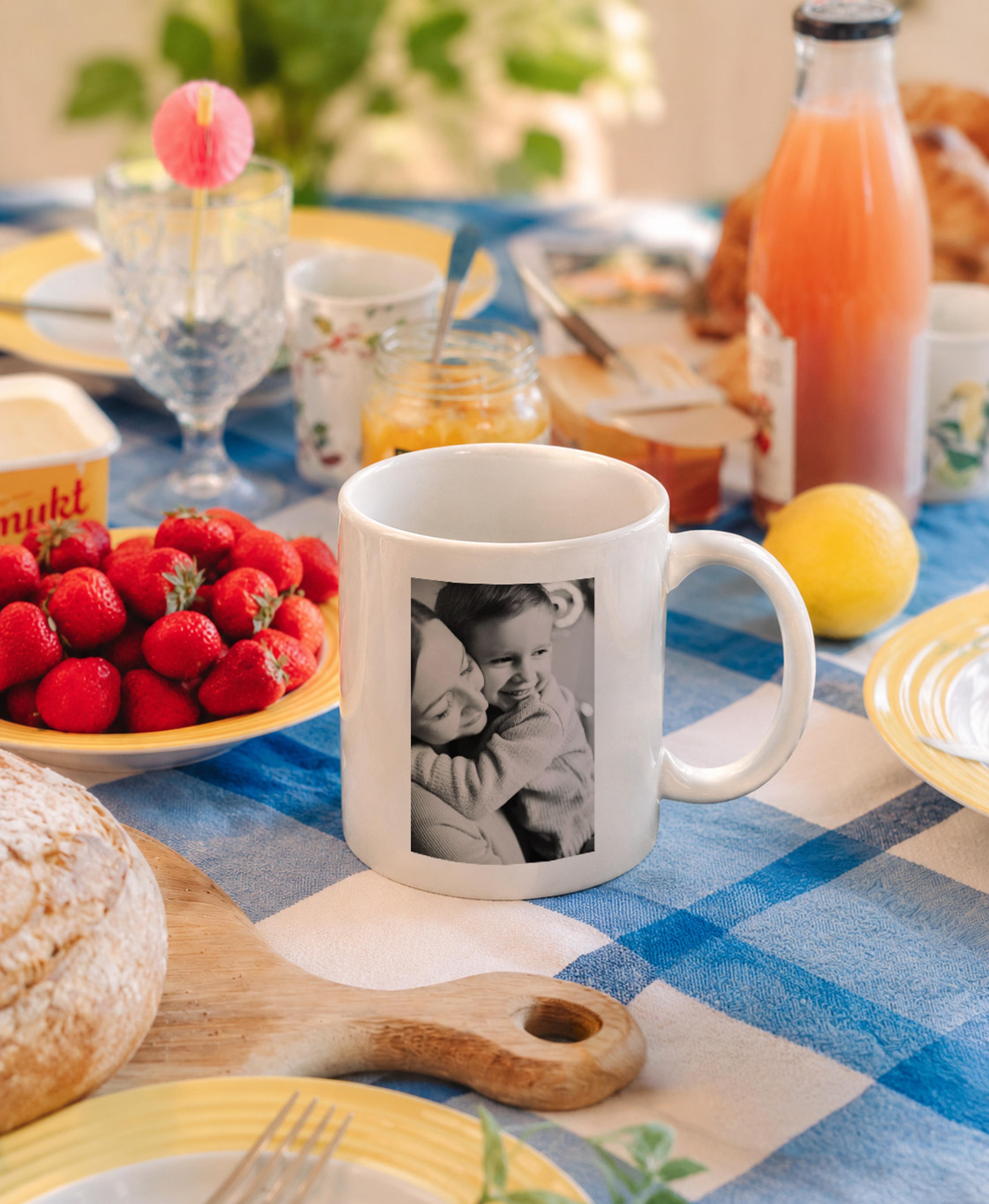Kopp med bilde på frokostbordet elitefoto