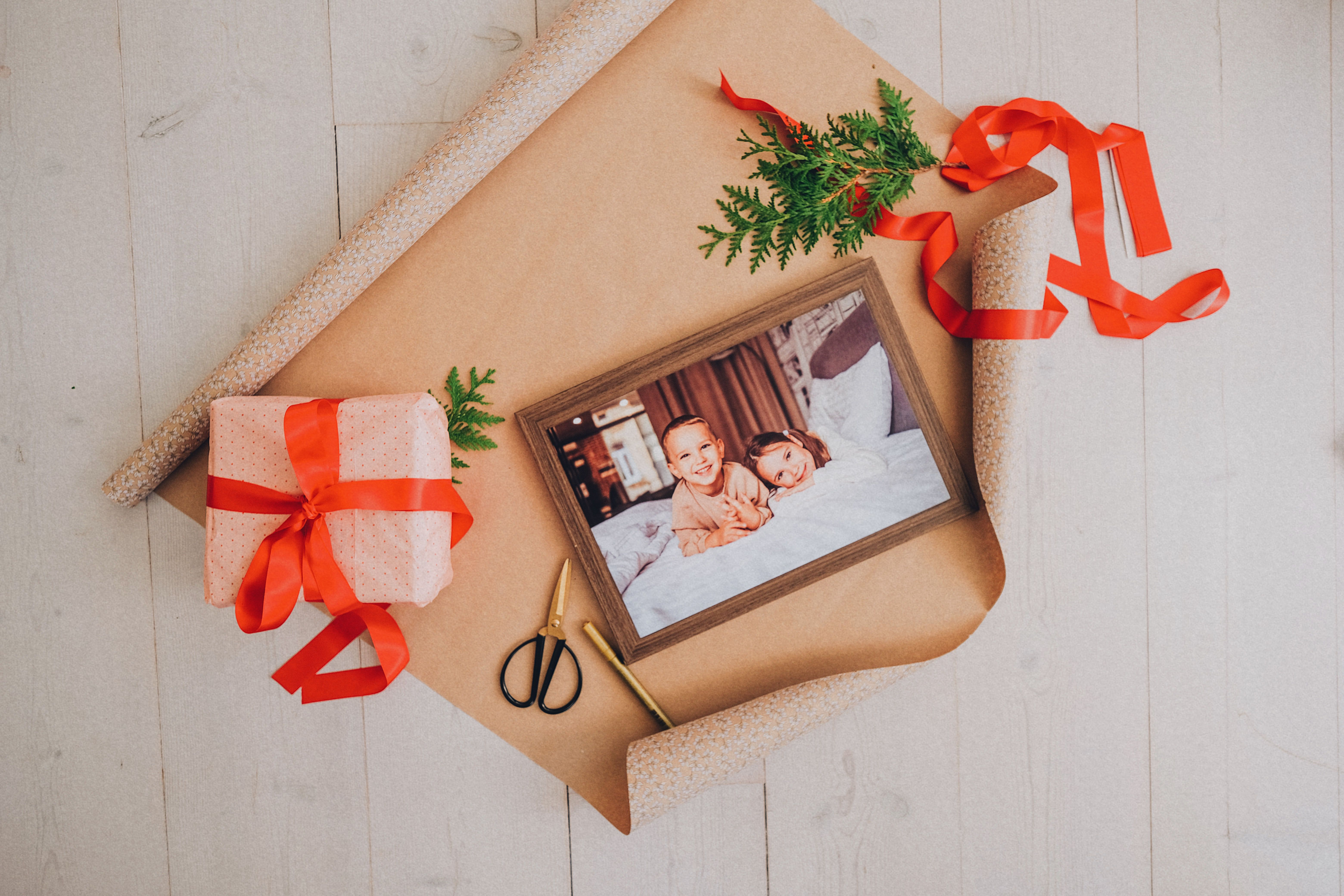 Bilde i ramme som innpakkes