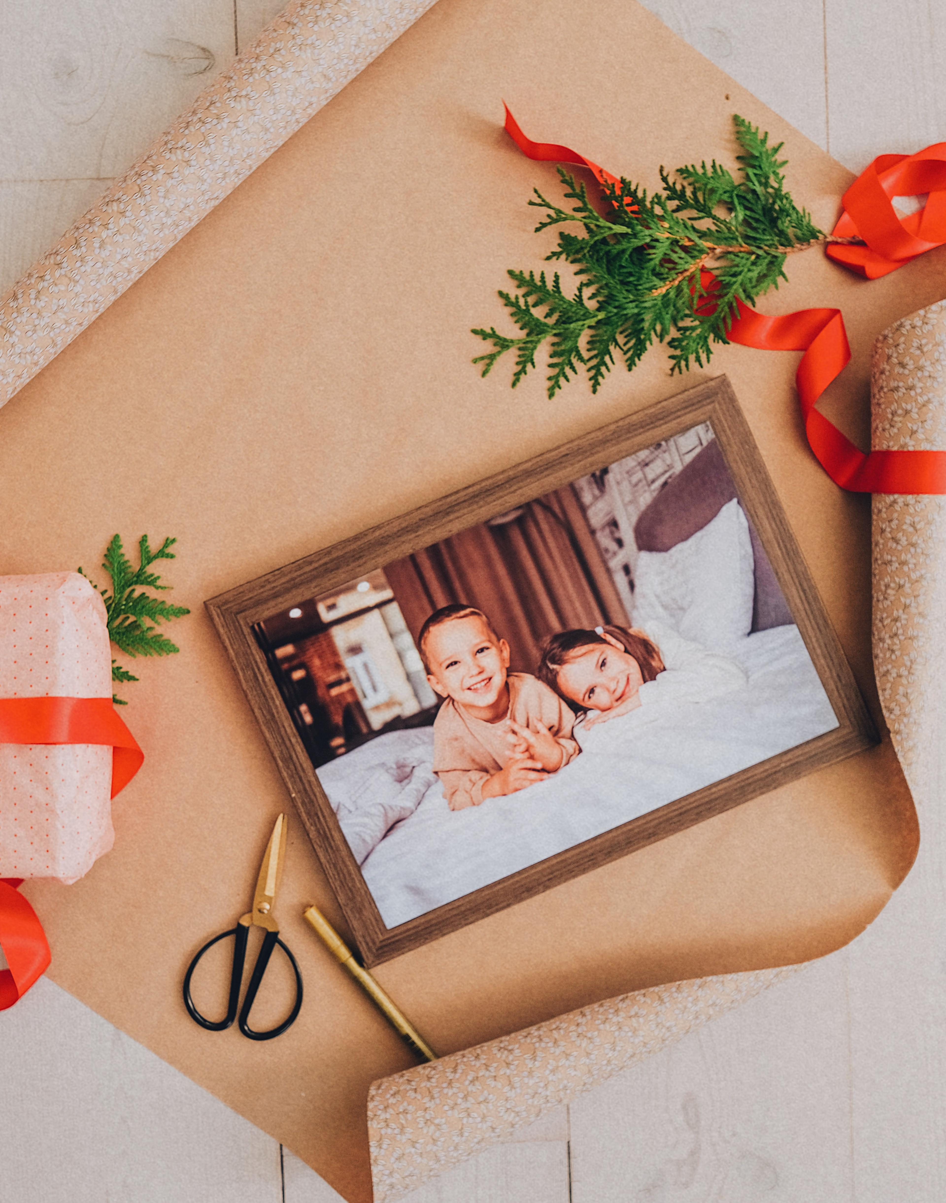 Bilde i ramme som innpakkes