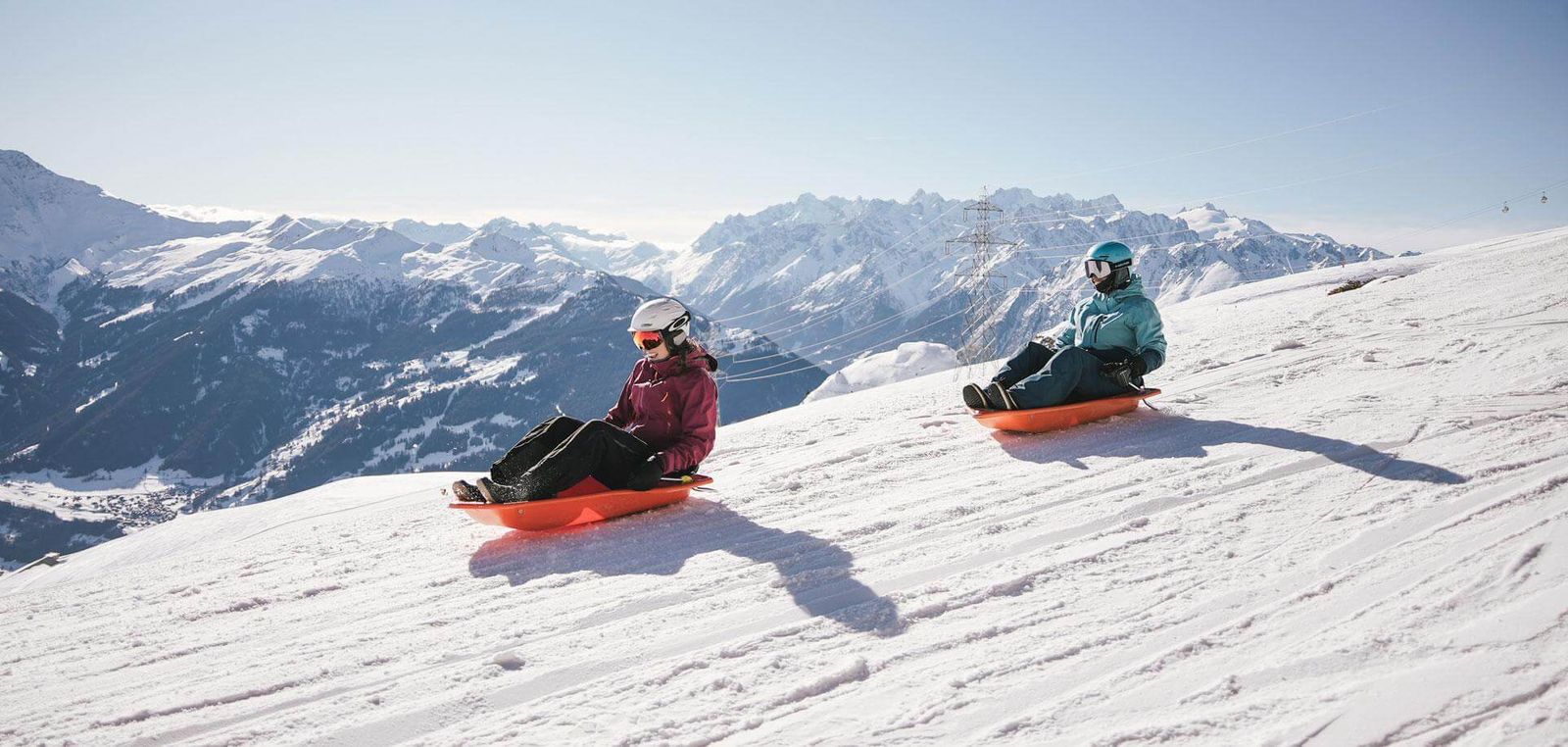 2 people tobogganing in Verbier