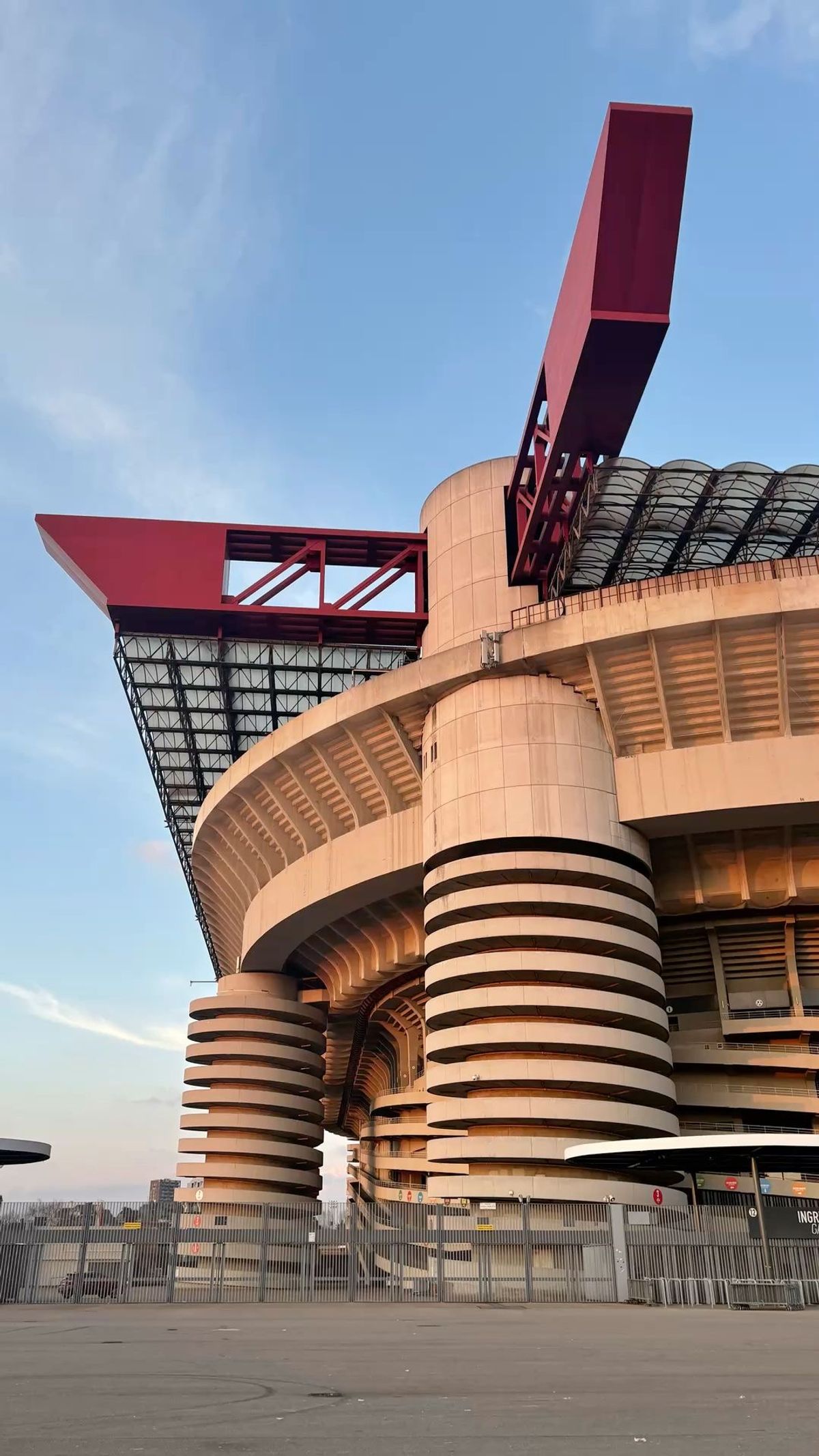 Liga Mistrzów na San Siro za 1175 zł!🇮🇹⭐️ (W cenie: loty + nocleg + bilety na mecz + transport)