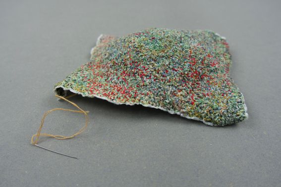 Tina Jonsbu: Fra 31. august 2017: Køkken (16.08.17 - 05.09.17) Papir: Inbe Thin White 44 g, 14,8 x 20,2 cm Tråd: Overskudd fra Vægbillede: Køkken (Carl Larsson). Metode: Brodere vilkårlige sting til trådene er brukt opp. Størrelse: 11,5 x 15,5 x 5 cm