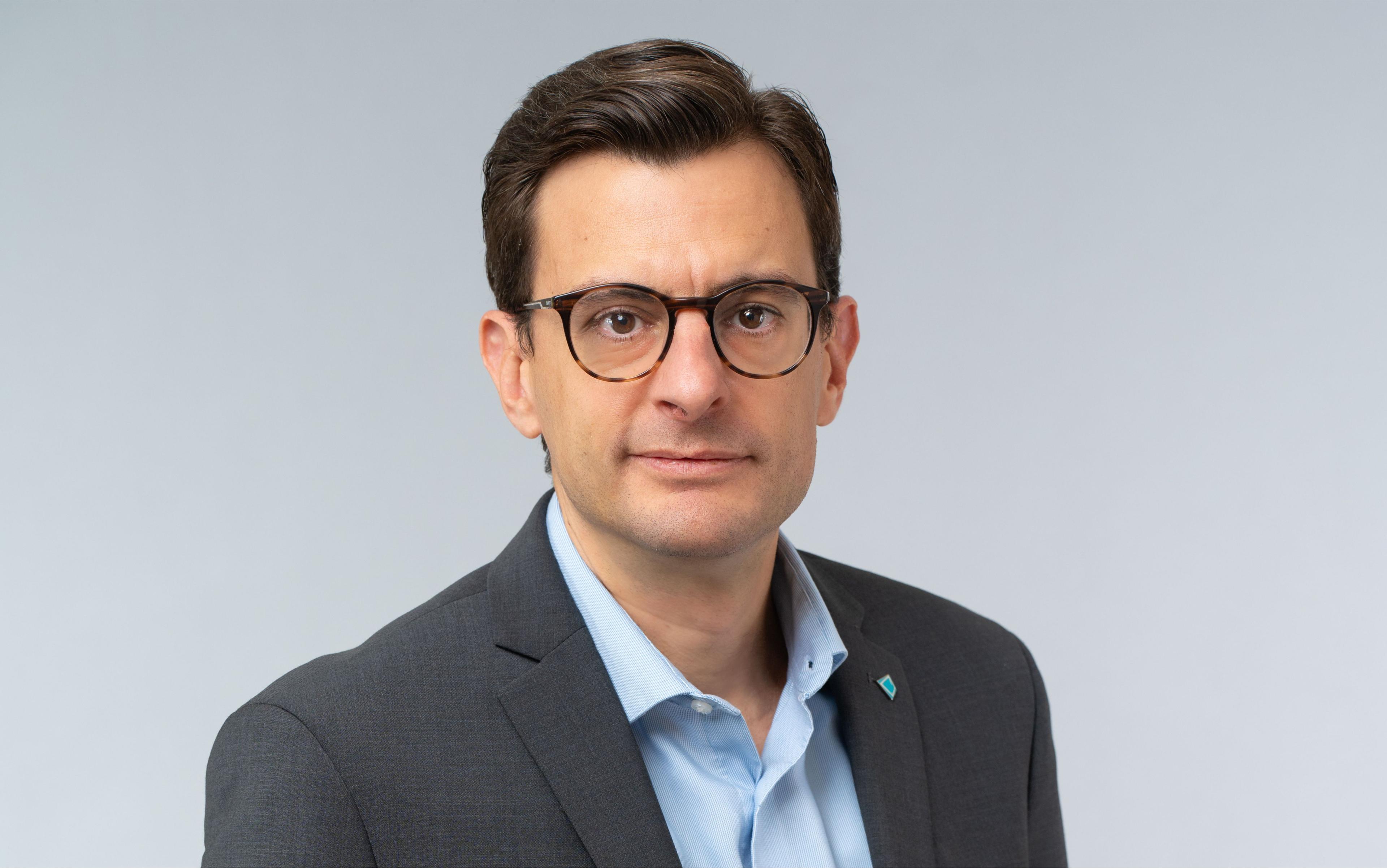 Stratos Kehayas, PhD, G&H President of Photonics headshot on grey background