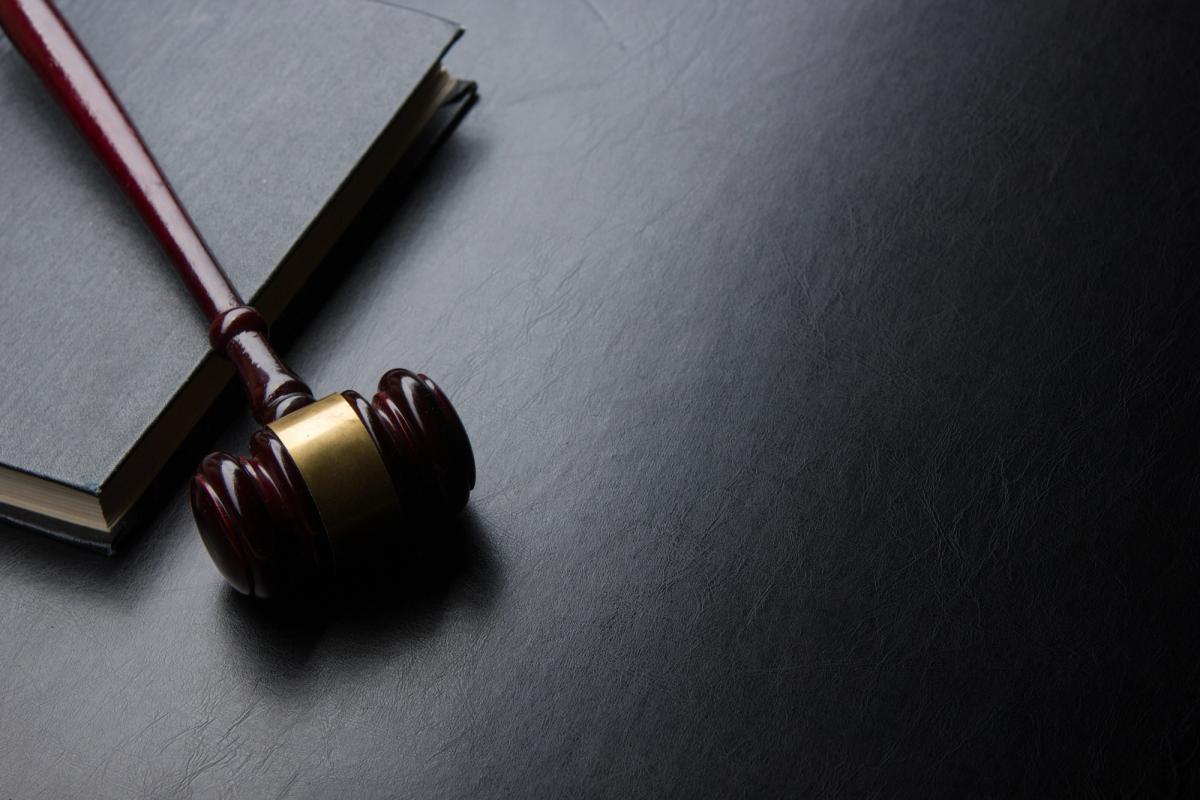 Uncovering Insider Knowledge That Changes the Outcome of Cases