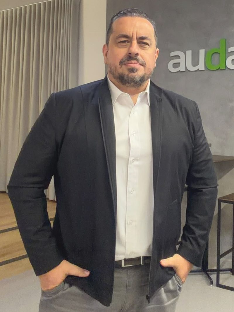 Matheus Faleiros, da Audace, de blazer preto e camisa branca, no escritório da agência