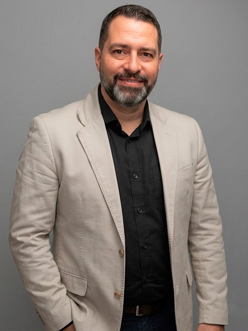 André Marcolino, da Audace, de blazer bege sobre camisa preta, em retrato de estúdio