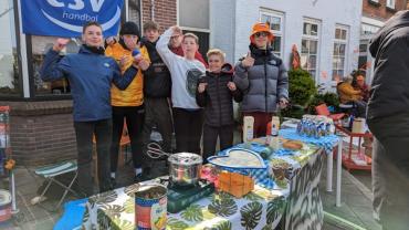 Heren C-jeugd verkoopt knakworst op Koningsdag