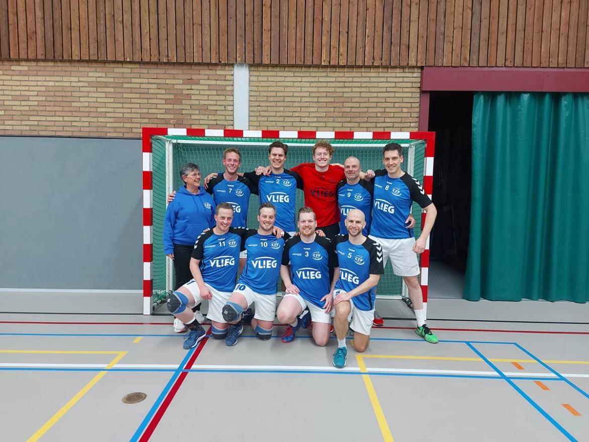 Heren 1 in de nieuwe shirts van hoofdsponsor Vlieg