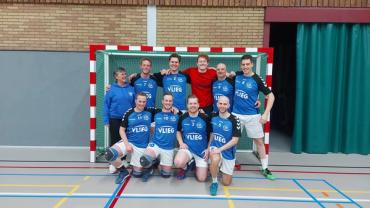 Heren 1 in de nieuwe shirts van hoofdsponsor Vlieg