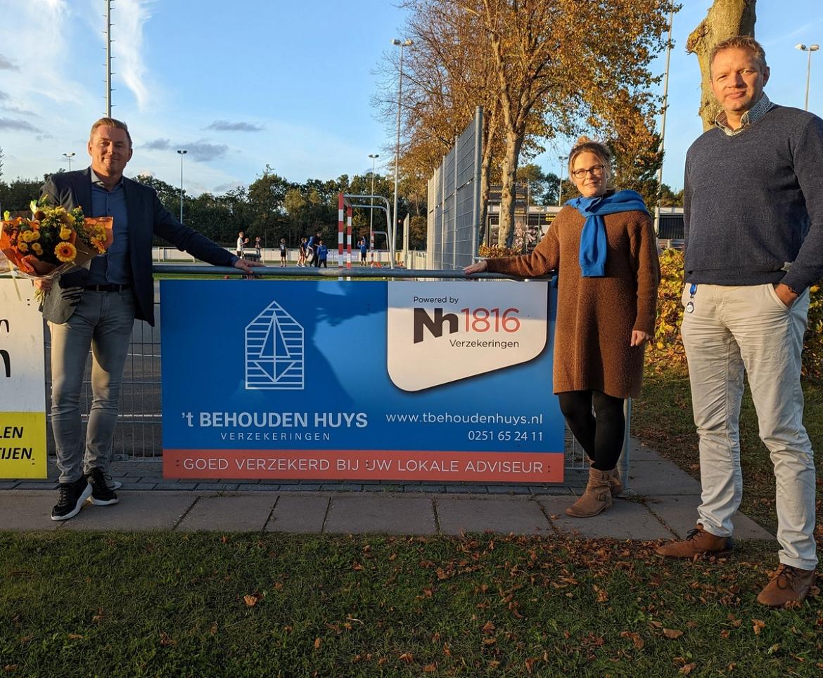 Nieuw sponsorbord op Wouterland van 't Behouden Huys en NH 1816 verzekeringen