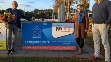 Nieuw sponsorbord op Wouterland van 't Behouden Huys en NH 1816 verzekeringen
