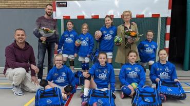 Teamfoto van de e1 met de nieuwe gesponsorde kleding en tassen.