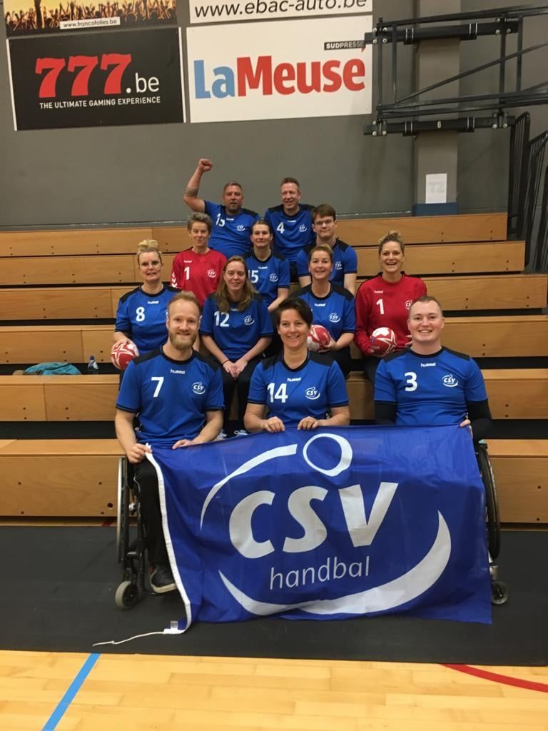 Teamfoto van het rolstoelhandbalteam in België