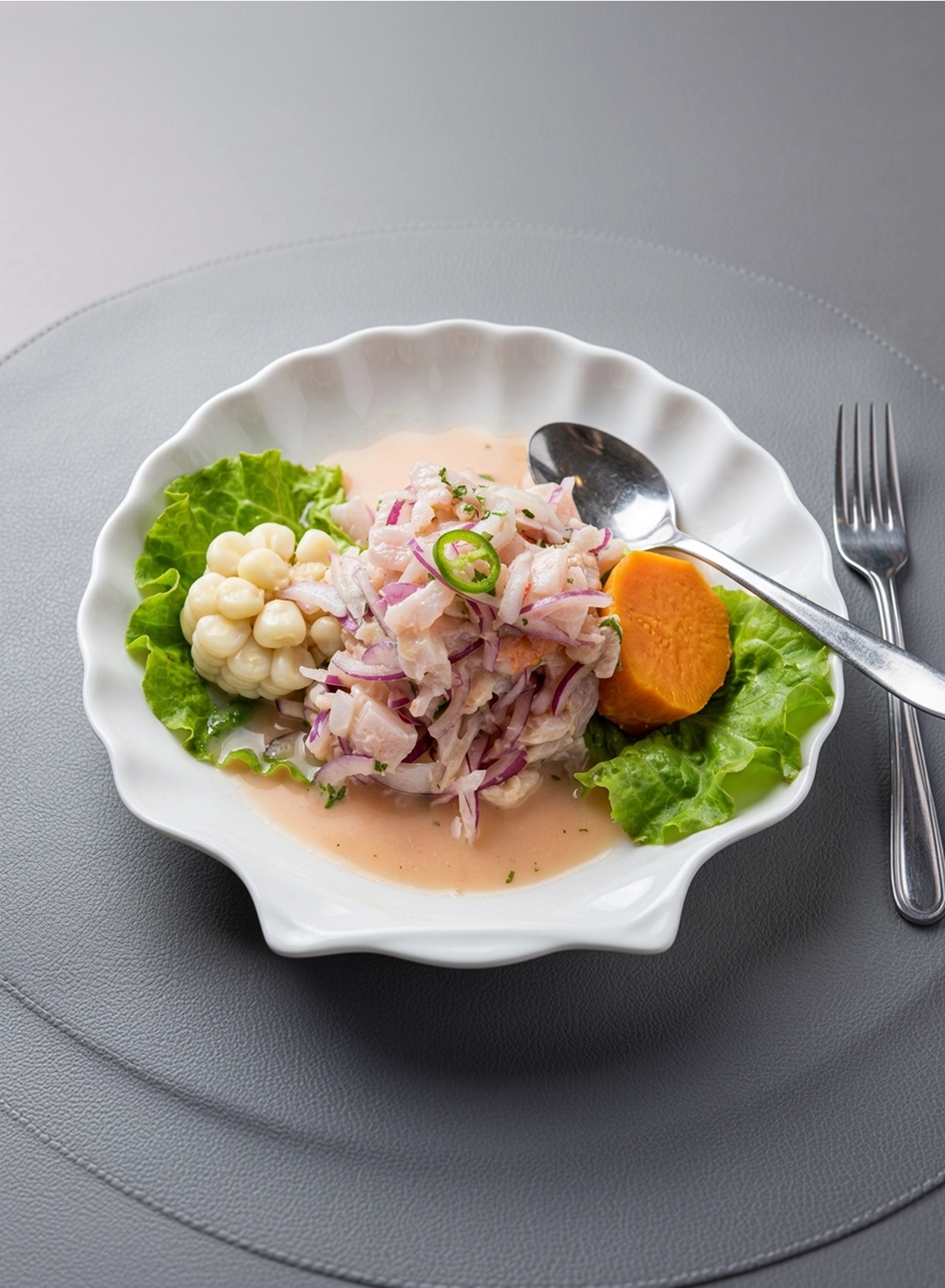 Ceviche de pescado con cipolla rossa, choclo e camote