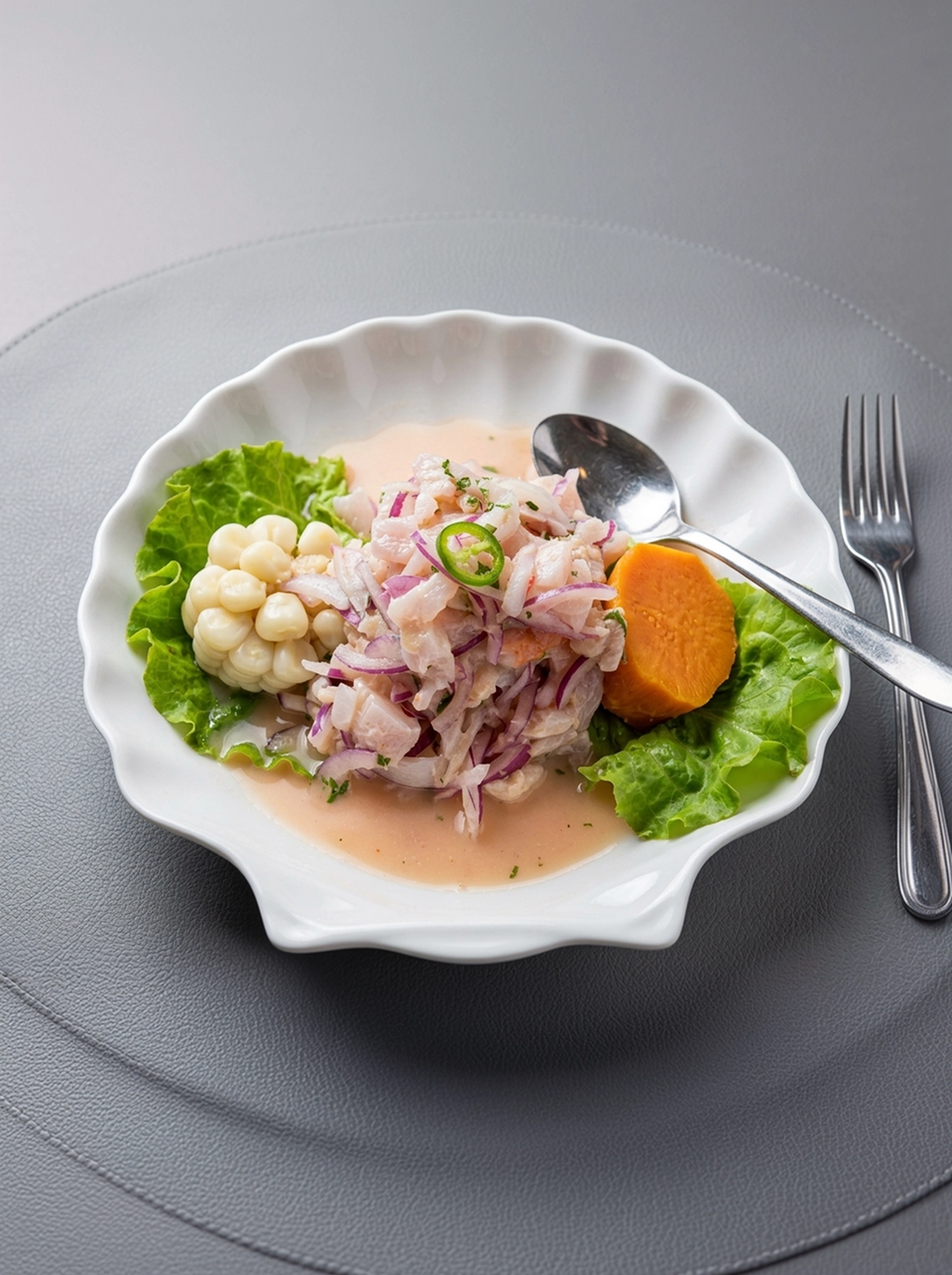 Ceviche de pescado con cipolla rossa, choclo e camote