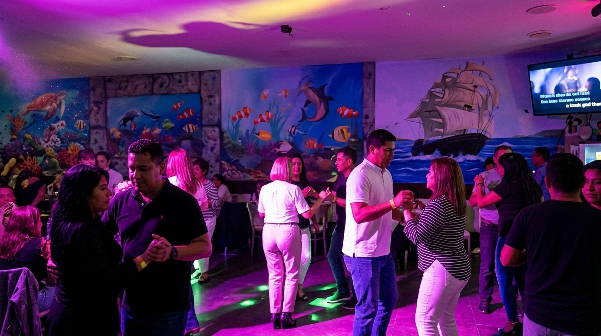 Serata di musica e balli nella sala di Brisas del Perú