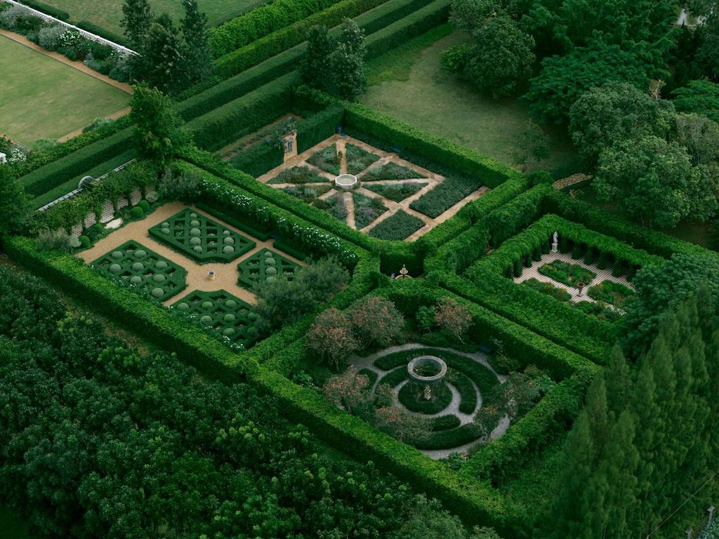 Maison Mystique