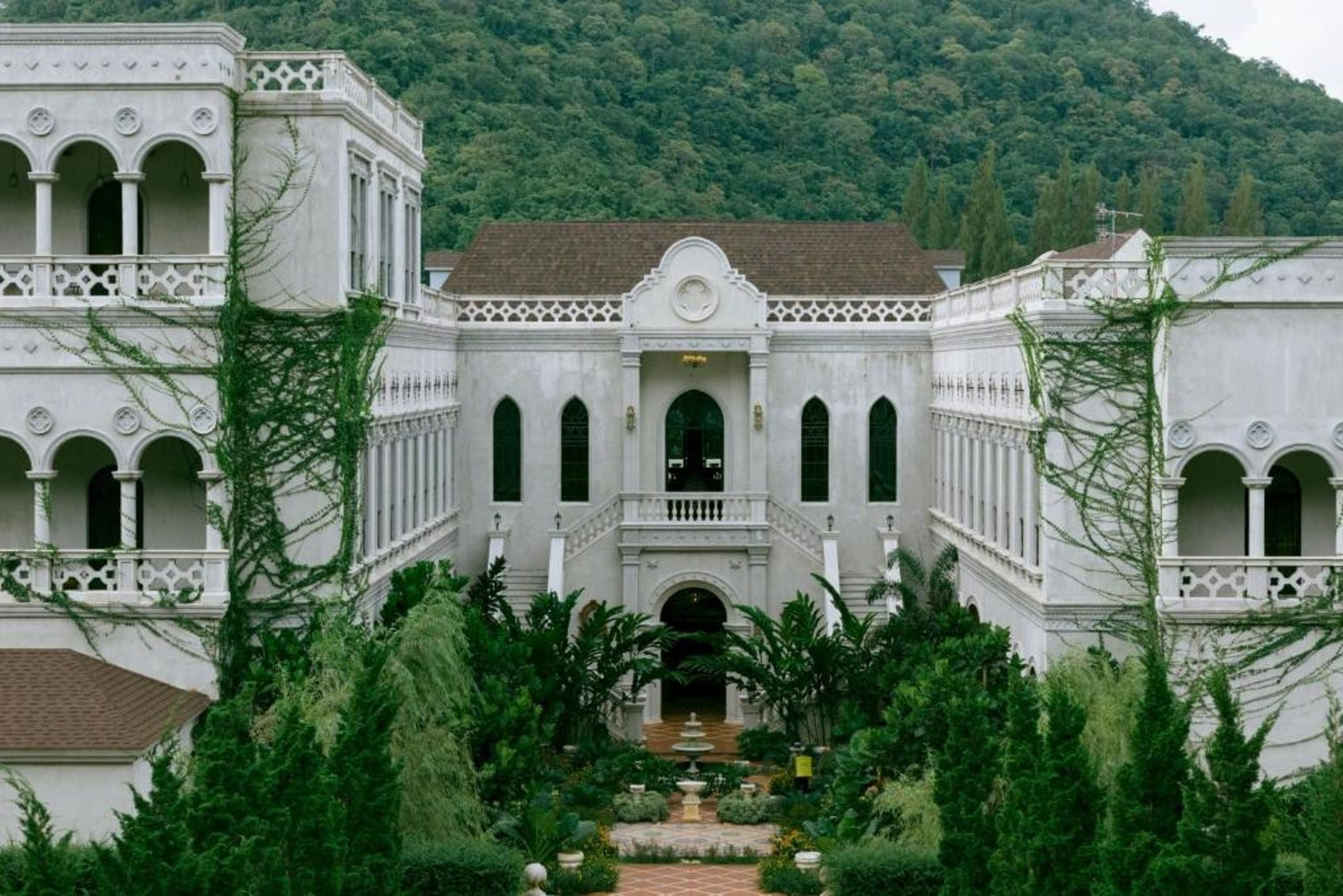 Maison Mystique