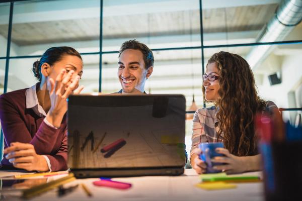 tre studenter ved dataskjerm