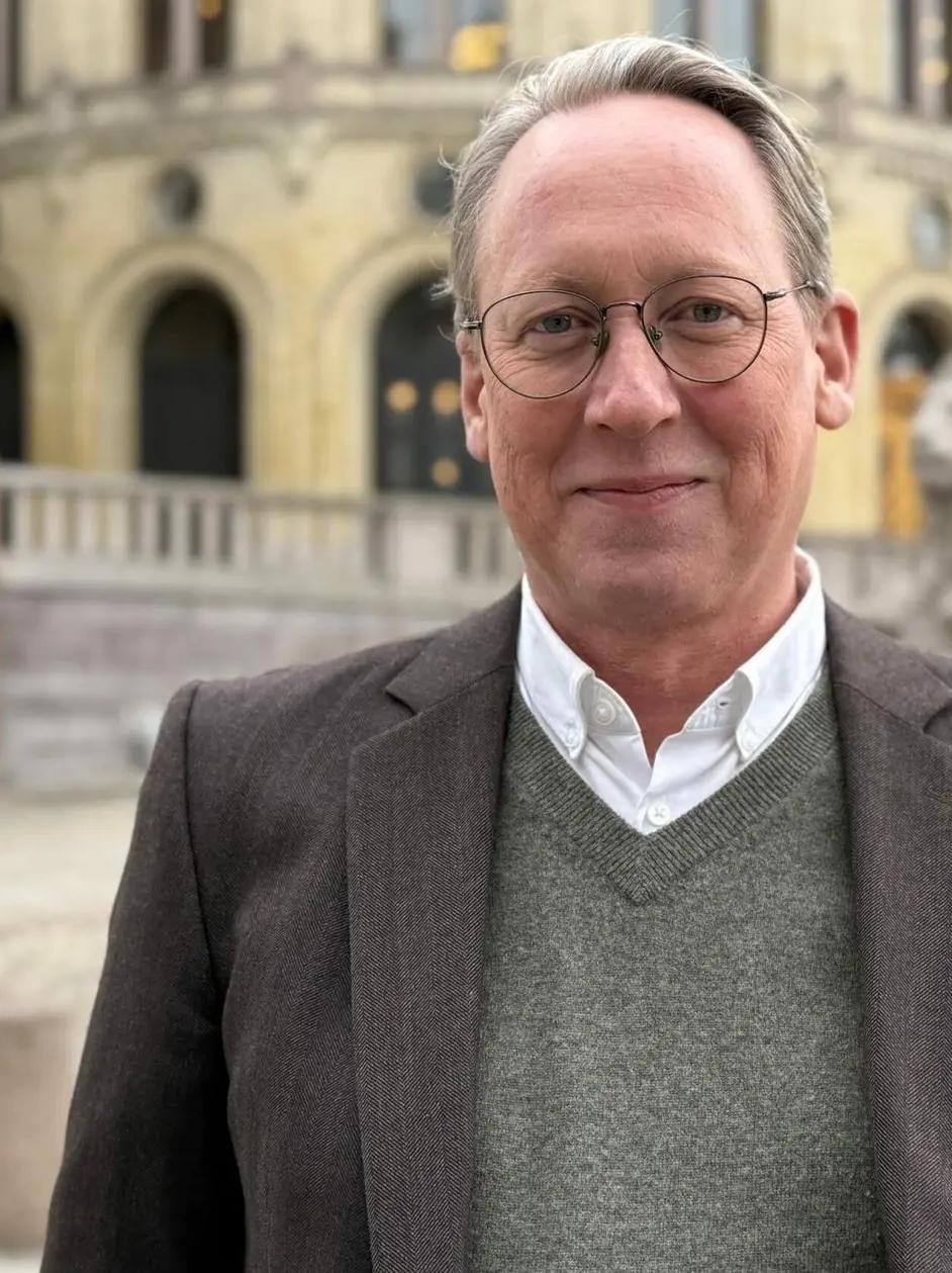Styreleder bilde av mann foran Stortinget