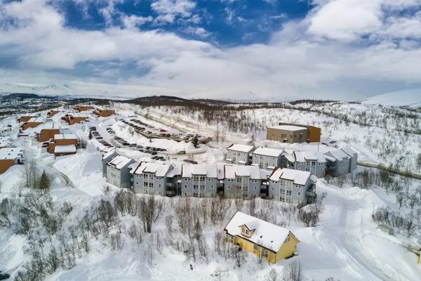 boliger rekkehus i snølandskap