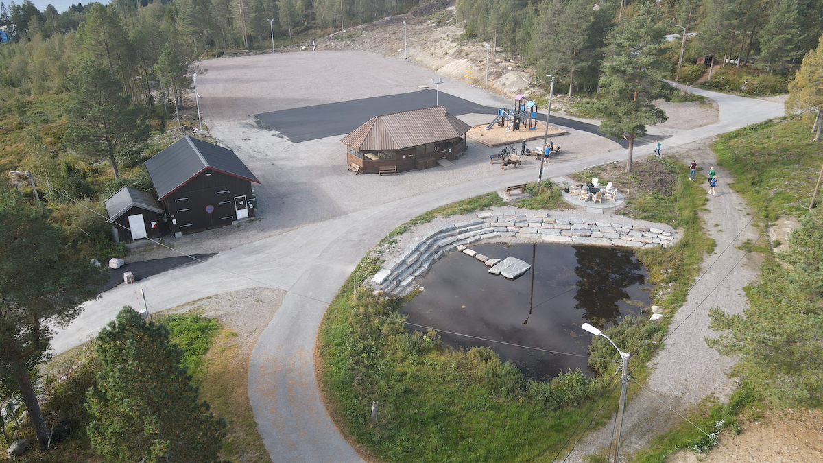 tilrettelagt friluftspark med bygg og vei