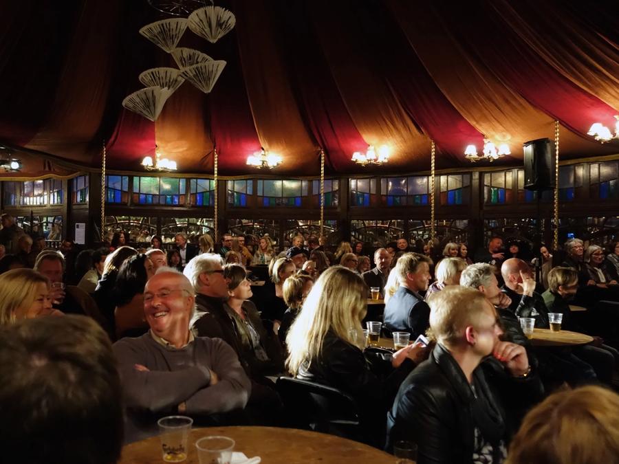 masse mennesker på offentlig plass