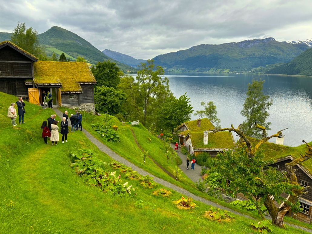 hus og hage ved Jølstervatnet