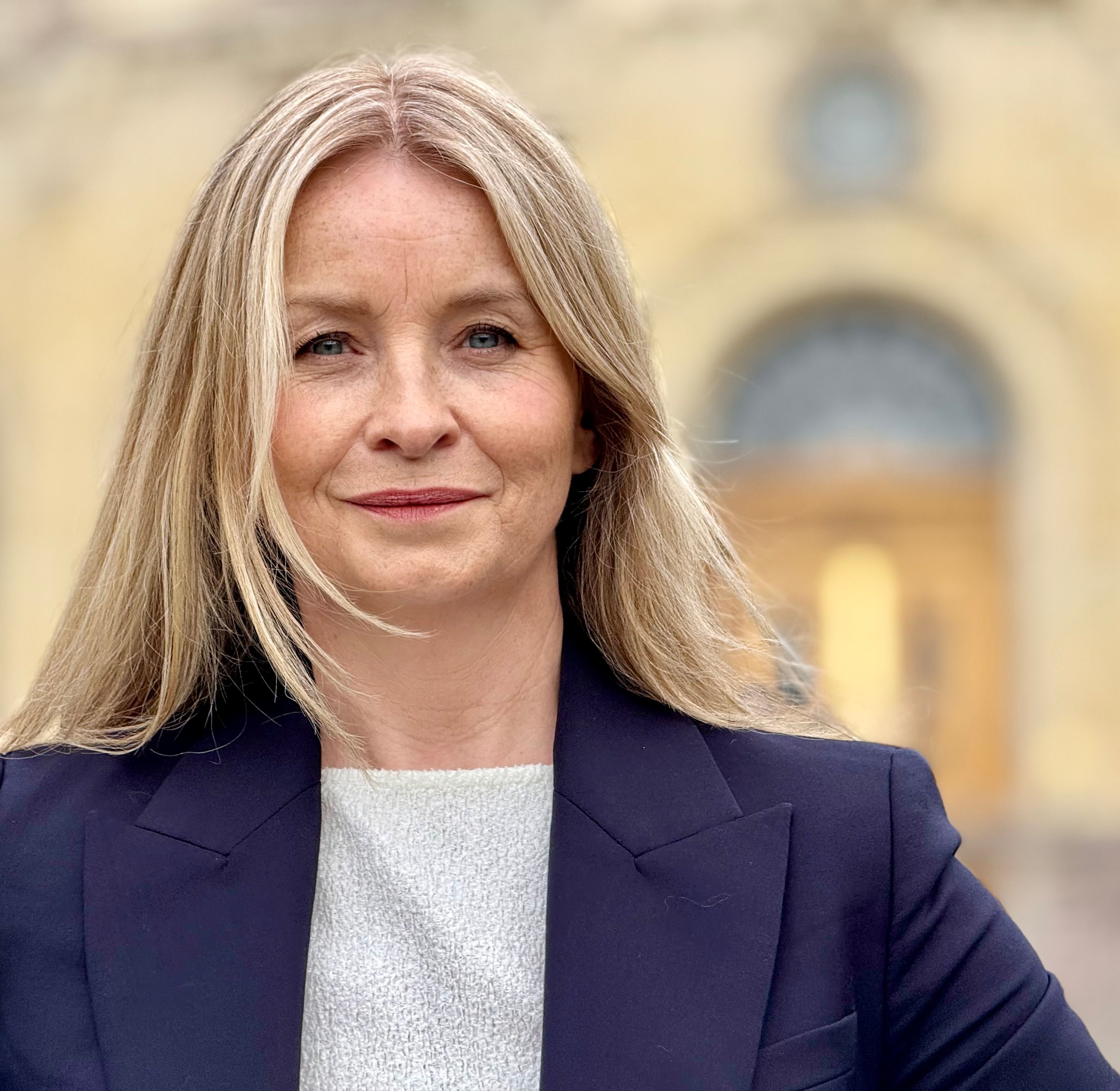 Daglig leder - bilde av kvinne foran Stortinget