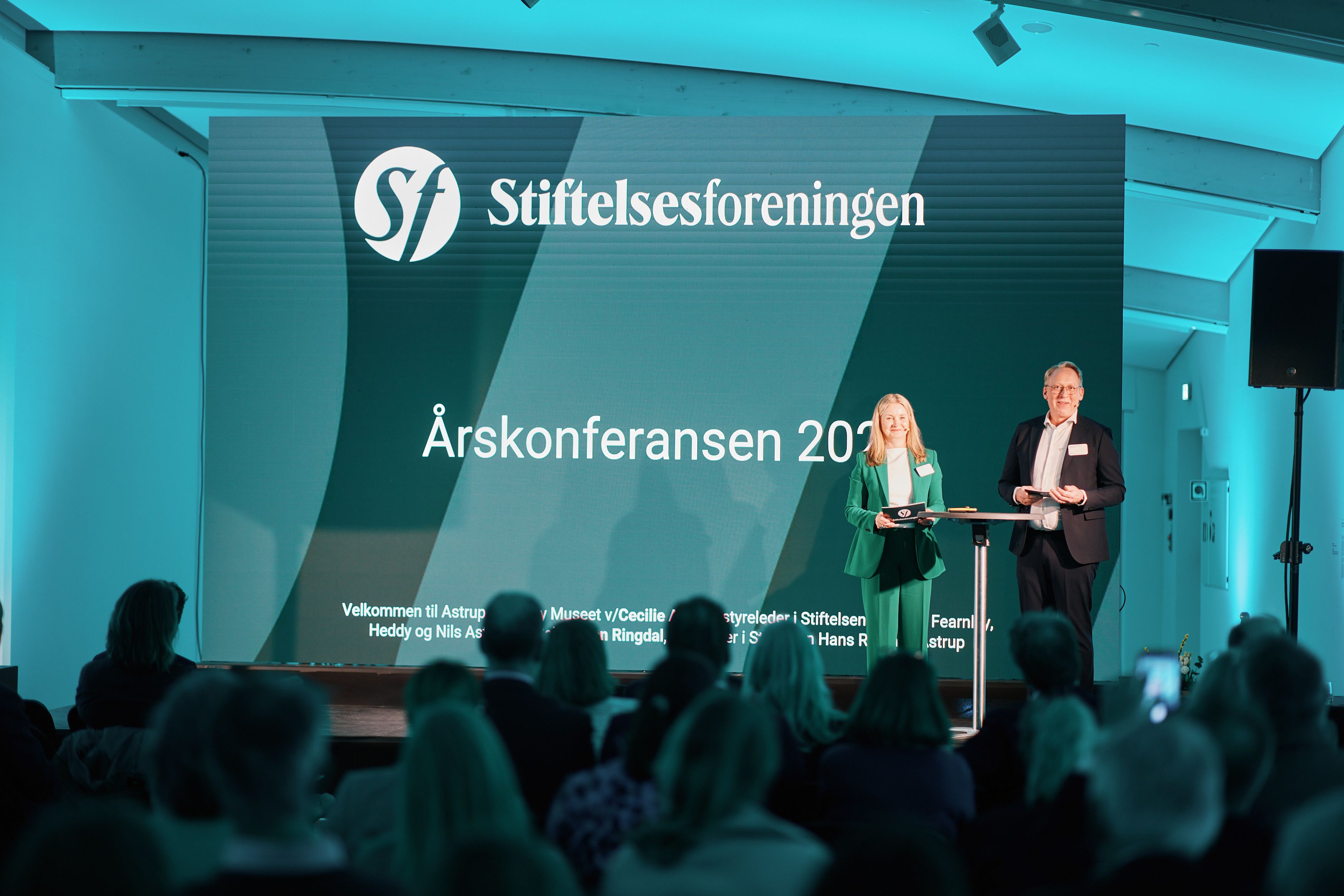 mann og kvinne på scene