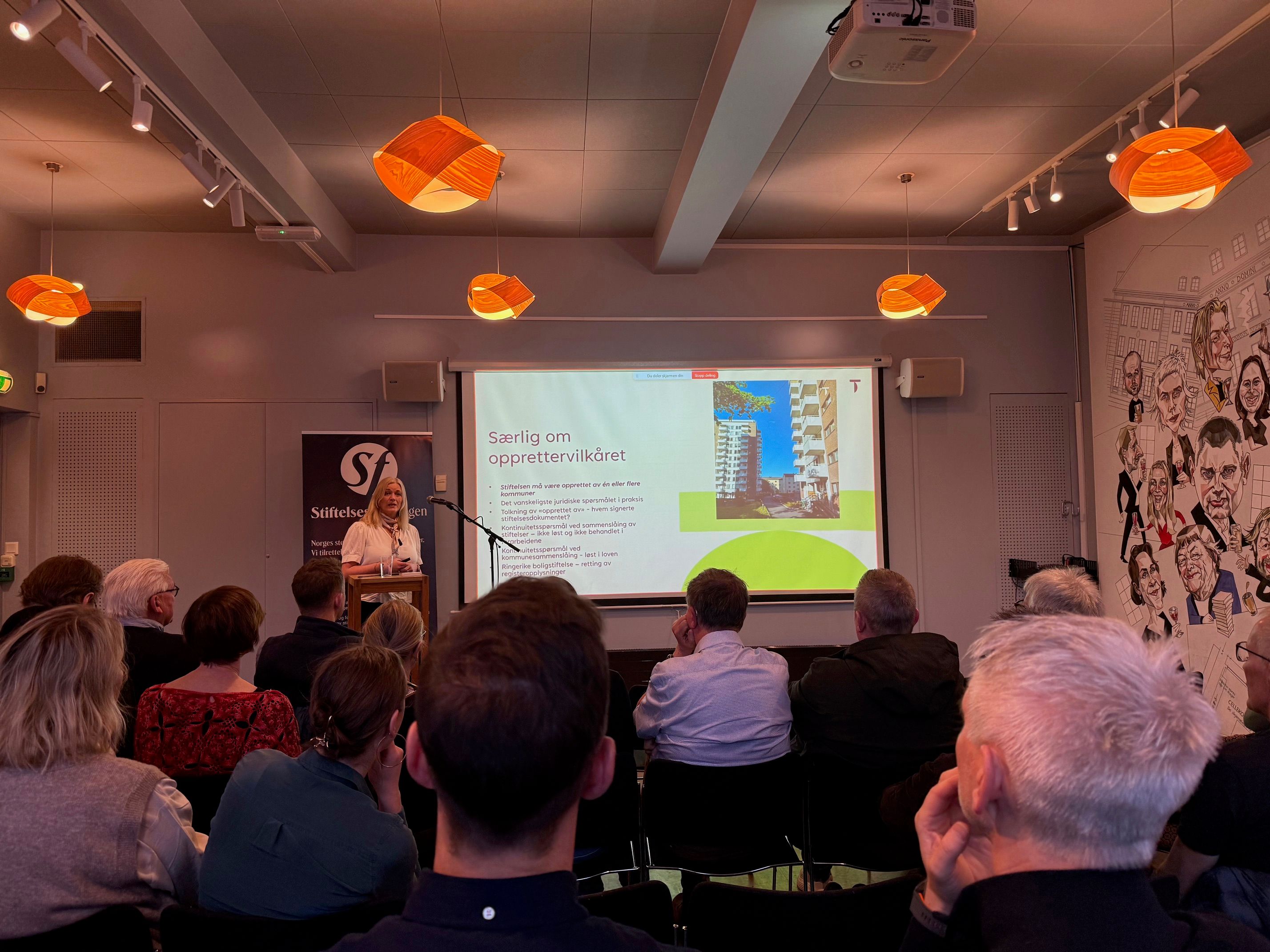 Kvinne foran forsamling