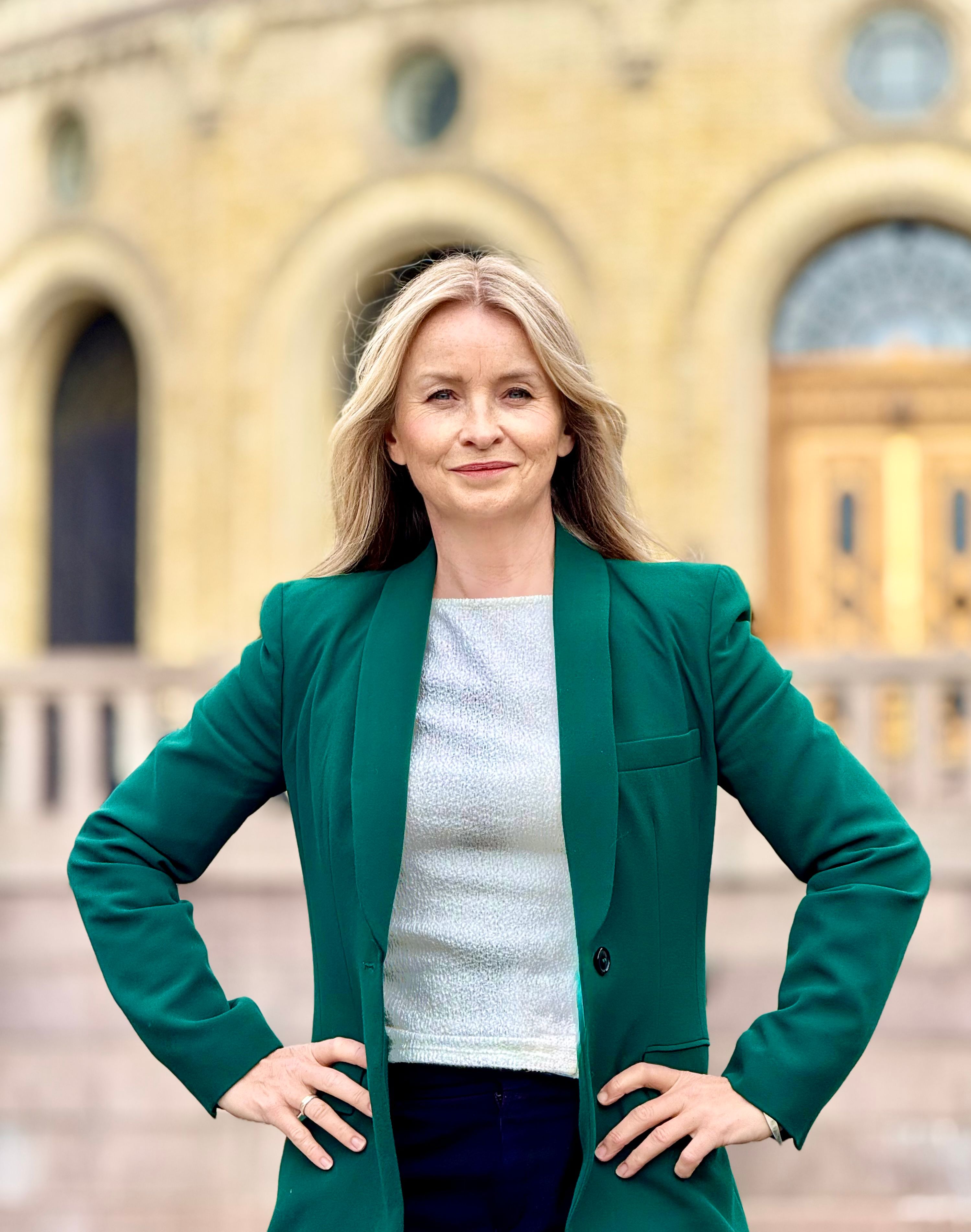 Daglig leder - bilde av kvinne foran Stortinget