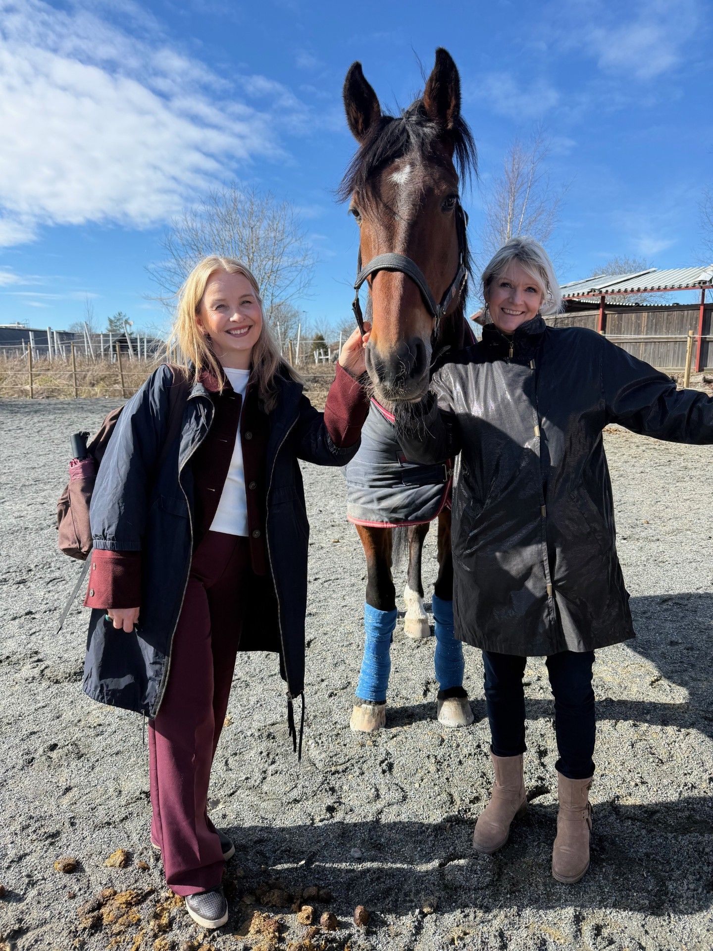 to kvinner og en hest