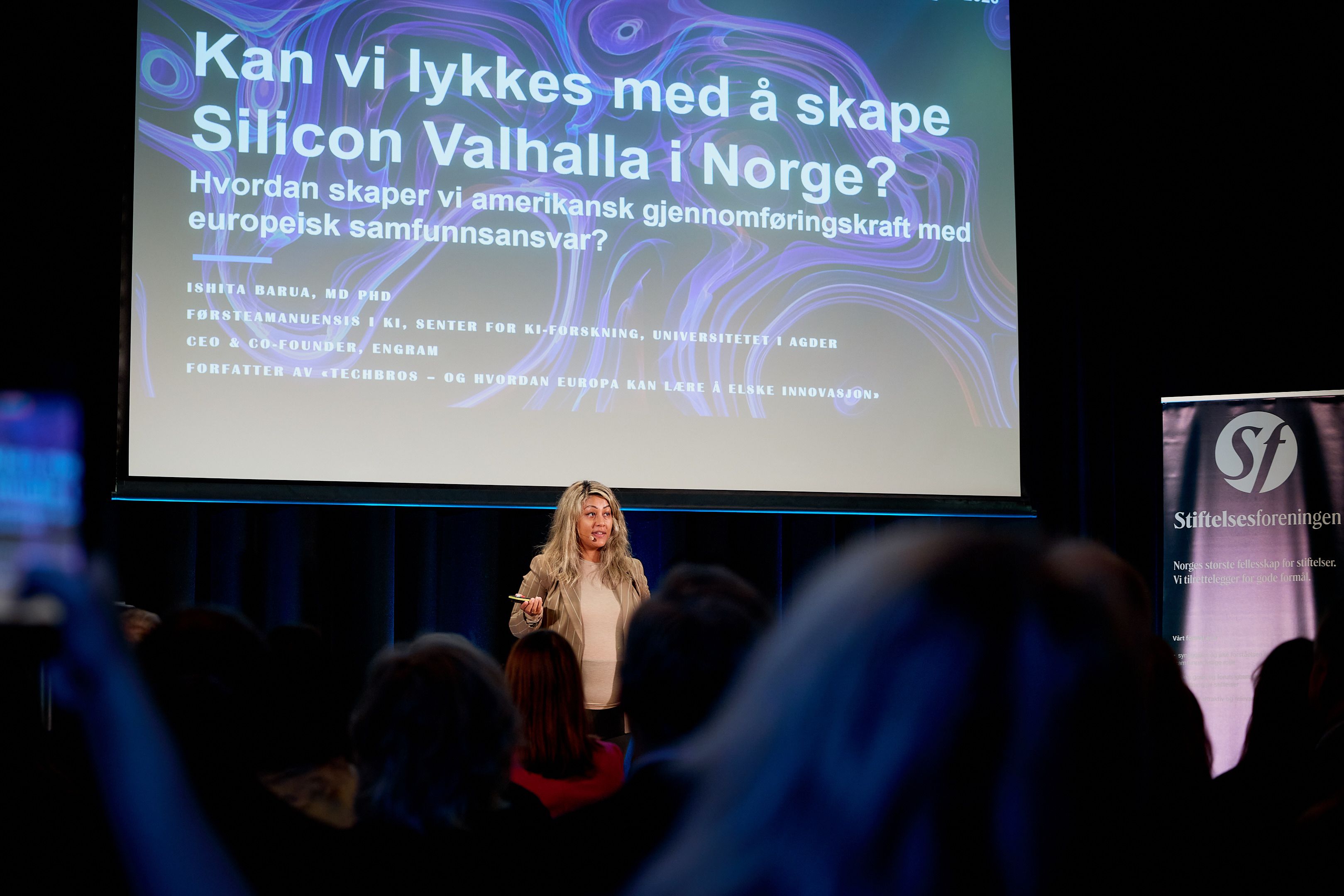 kvinne på scene