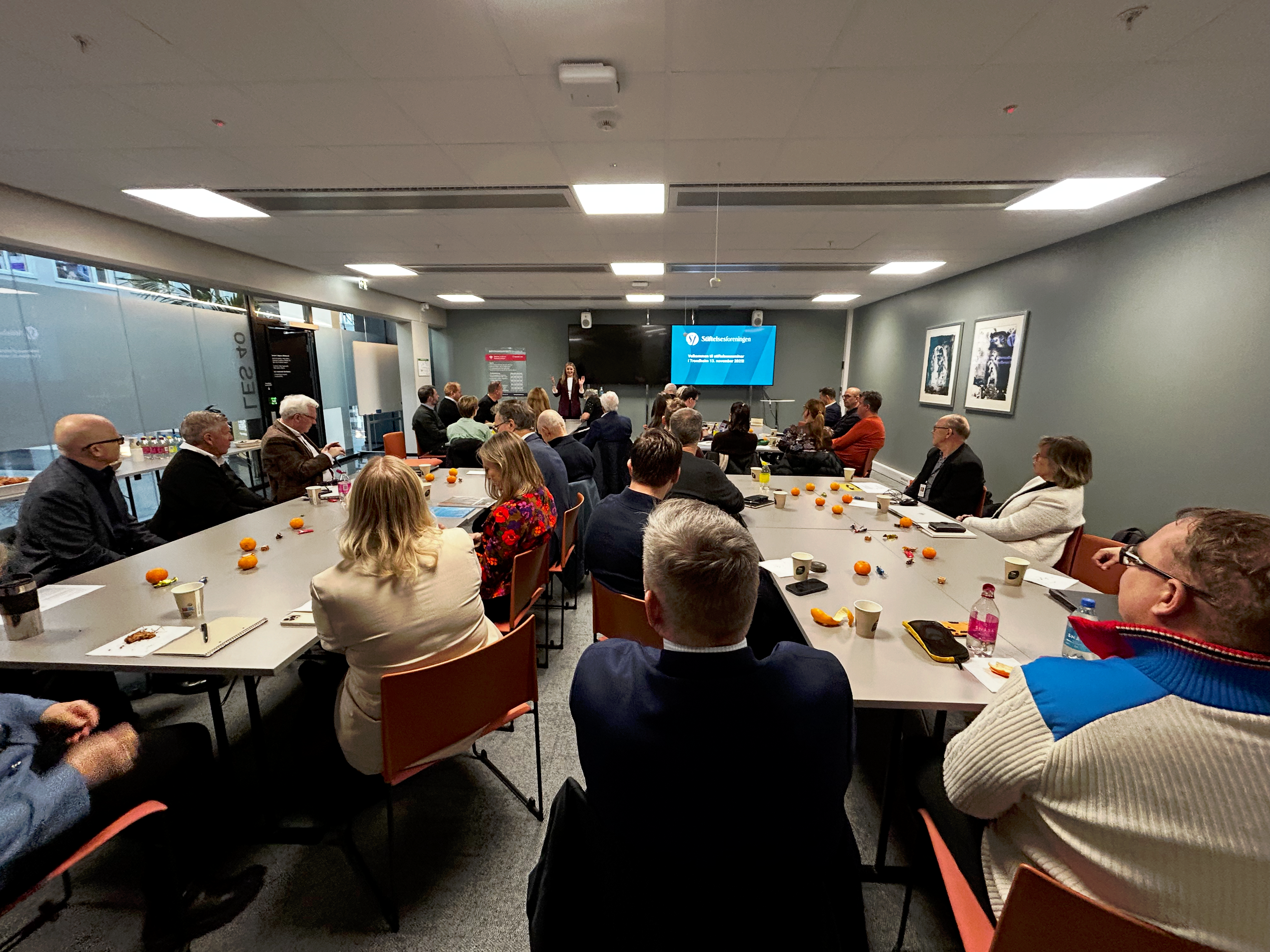 forsamling på seminar